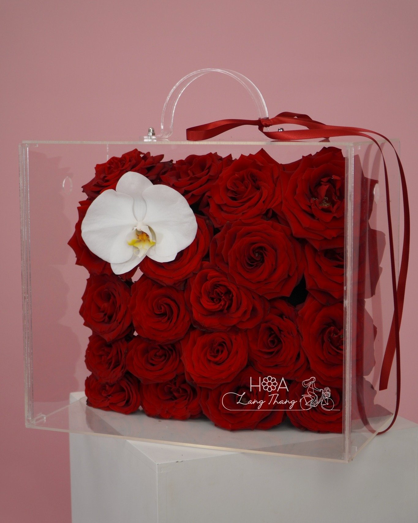 Hộp hoa với nhiều hoa hồng đỏ và một nhành <a href=