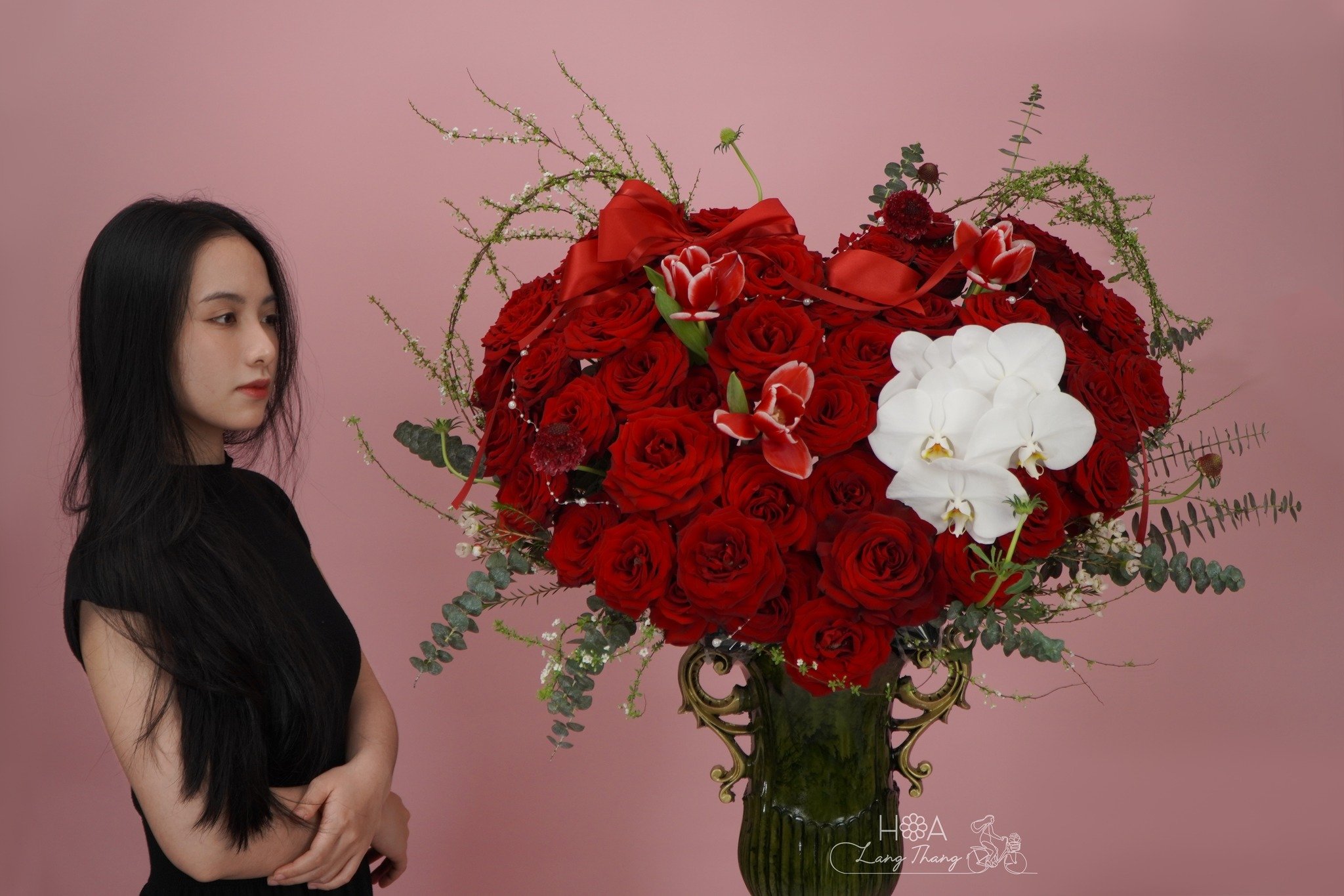 Bình hoa lớn với hoa hồng đỏ, tulip trắng và lan hồ điệp, kiểu cắm sang trọng