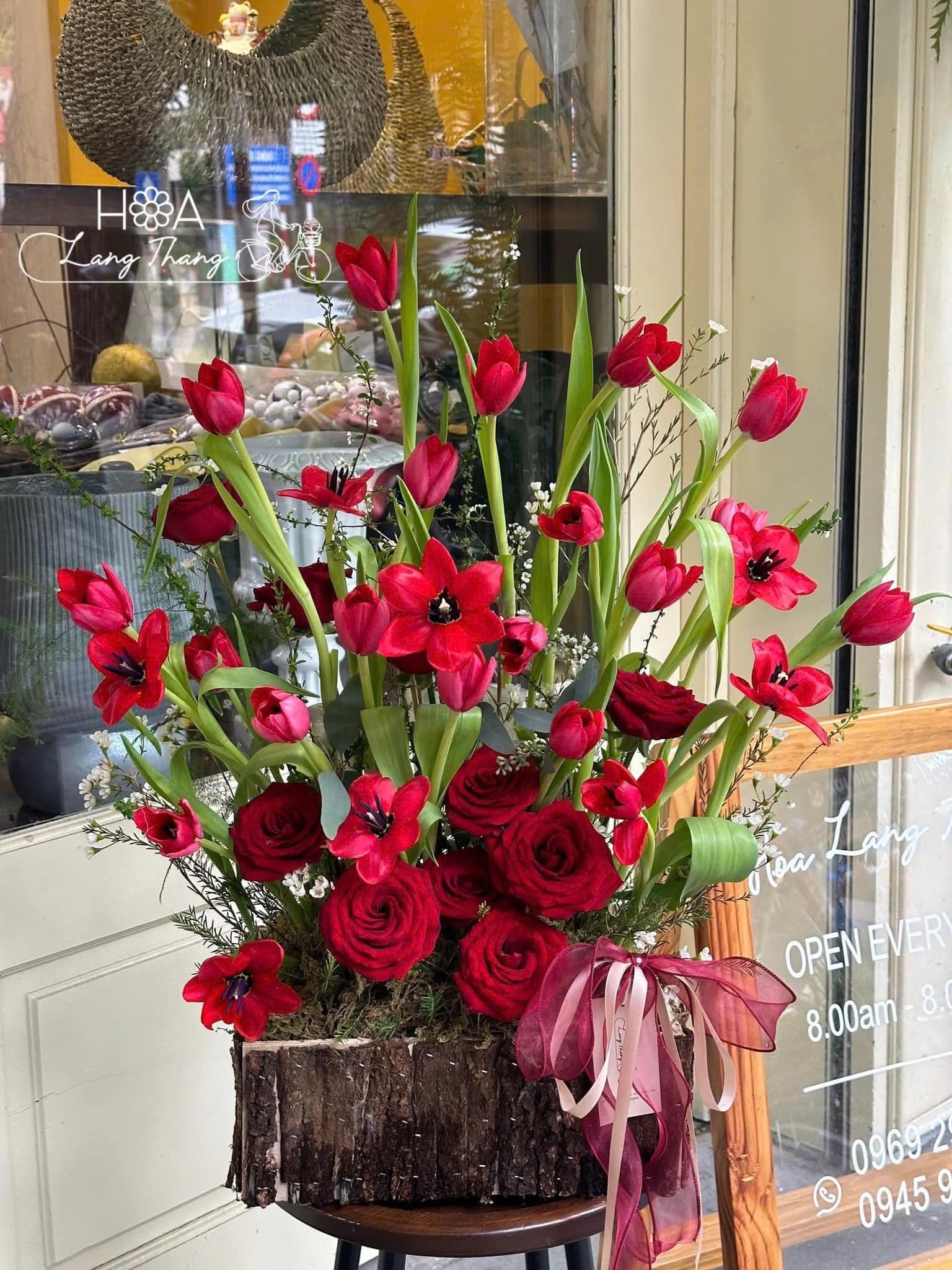 Bình hoa đỏ nổi bật với tulip và hoa hồng, cách cắm đẹp mắt
