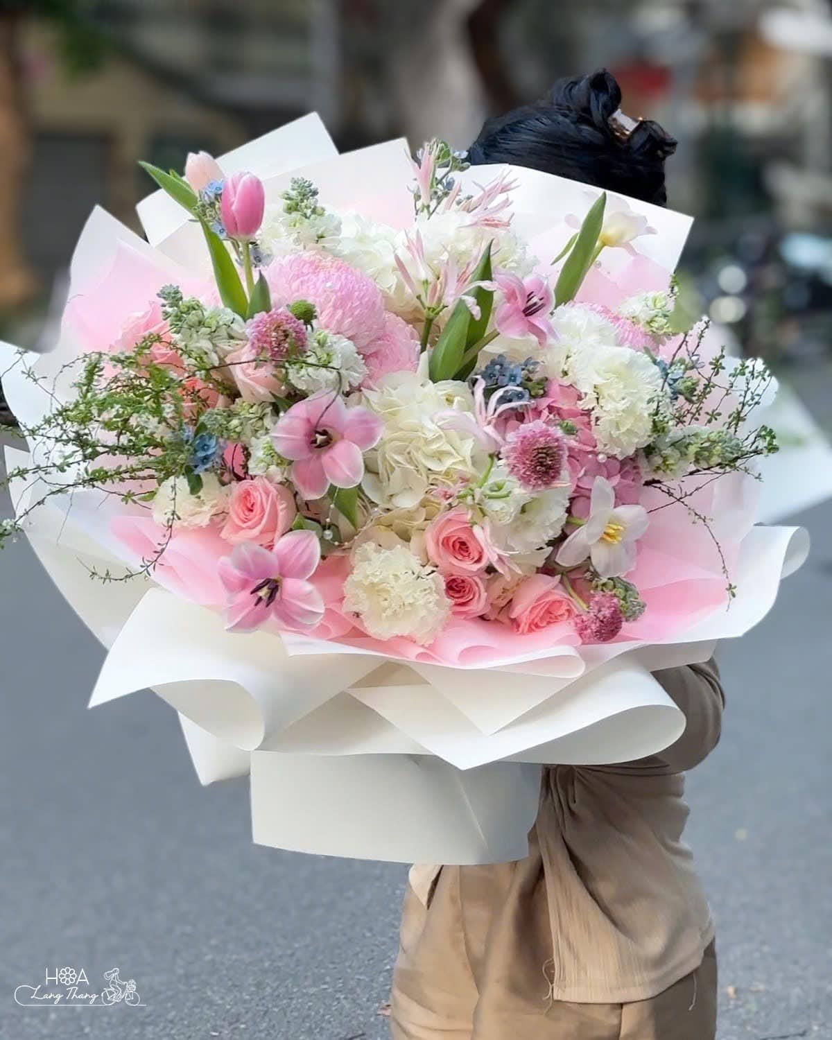 Bó hoa lớn với tulip, hồng, lys và nhiều loại hoa khác, kiểu cắm sáng tạo