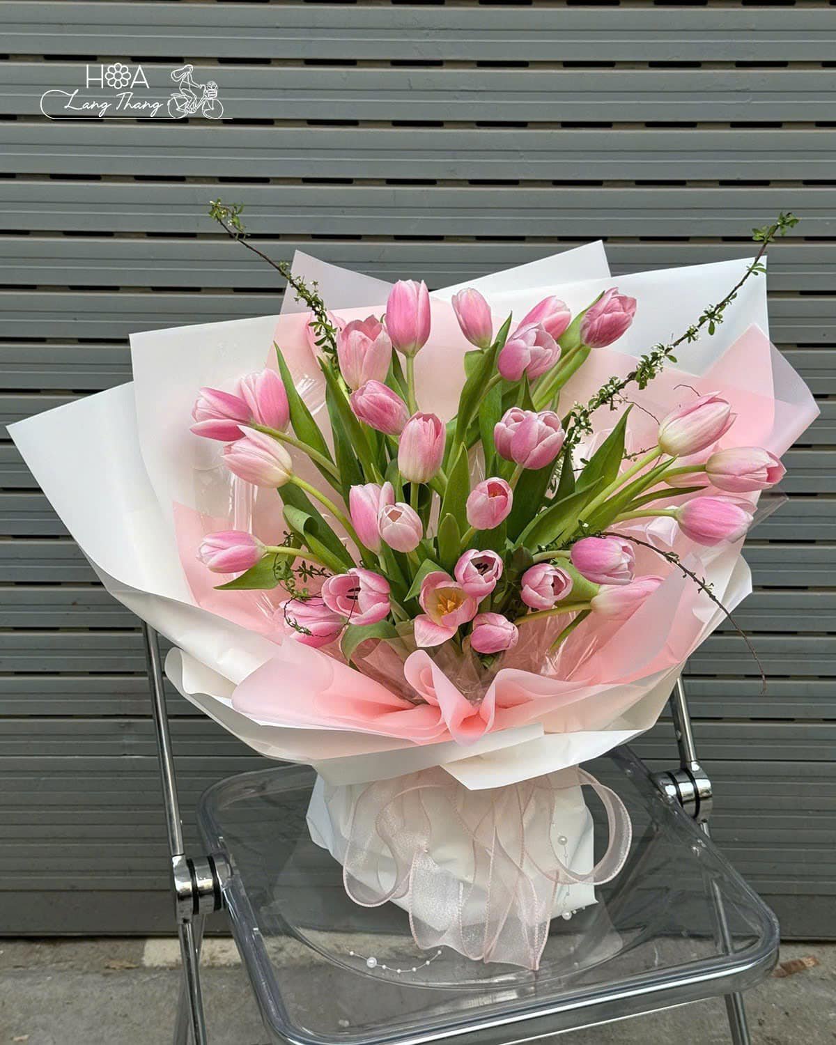 Bó hoa tulip hồng đẹp rực rỡ, thích hợp làm quà tặng trong các dịp lễ
