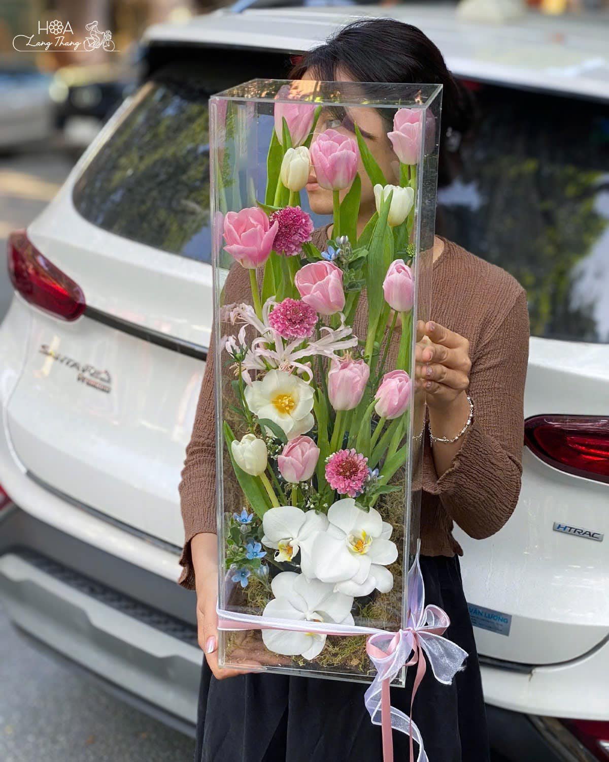 Bình hoa đựng tulip, hồng, mầu đơn tươi sáng, kiểu cắm sang trọng