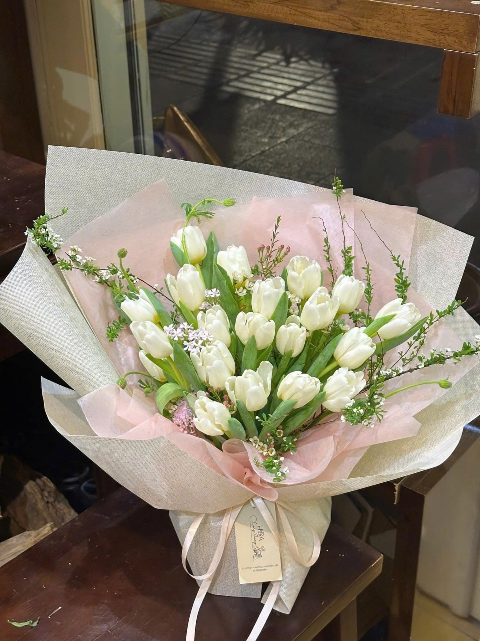 Bó hoa tulip trắng tinh khôi, cùng các loại greenery trang trí, đẹp mắt