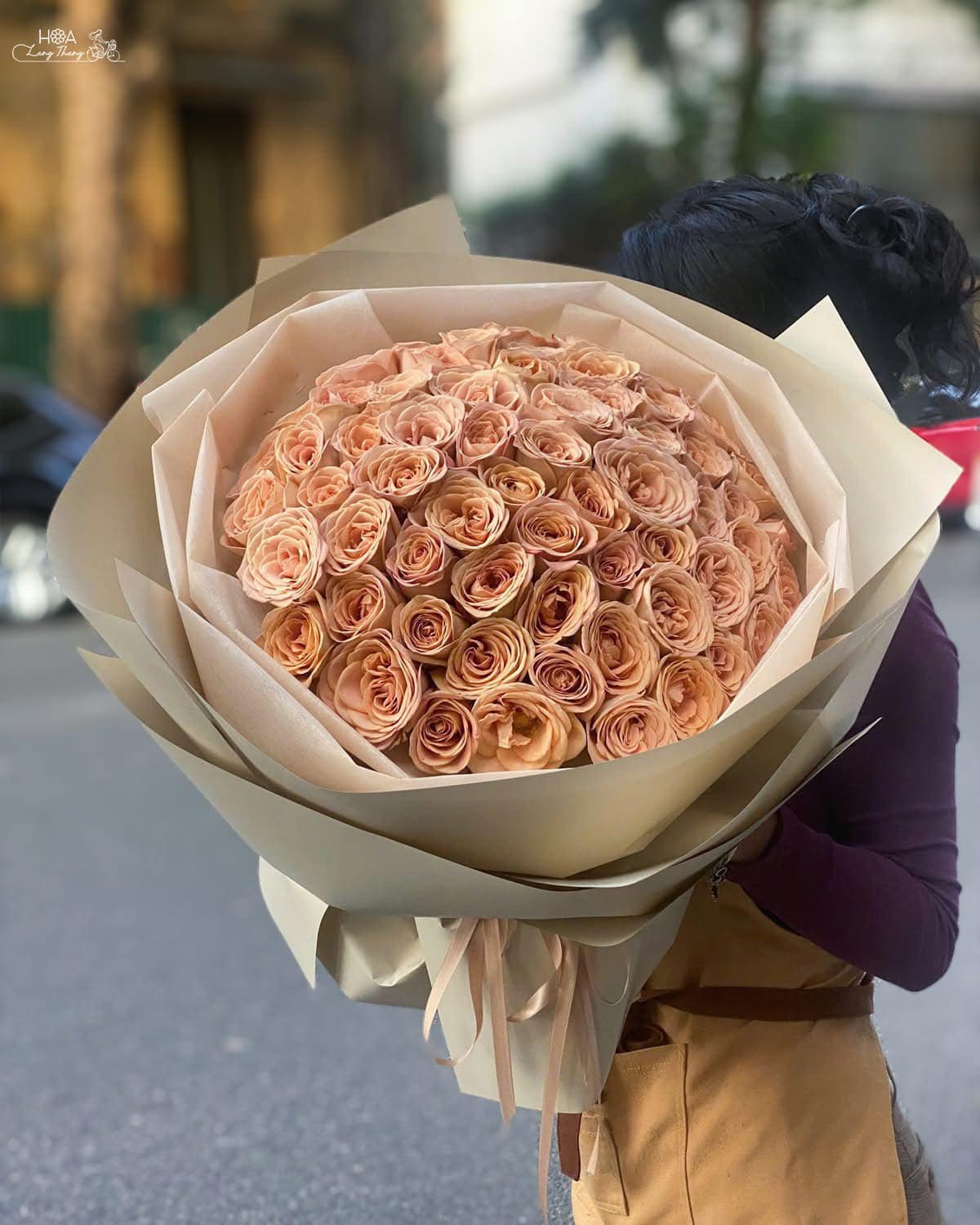 Bó hoa hồng đào lớn, được cắm trang nhã, tặng người thân yêu