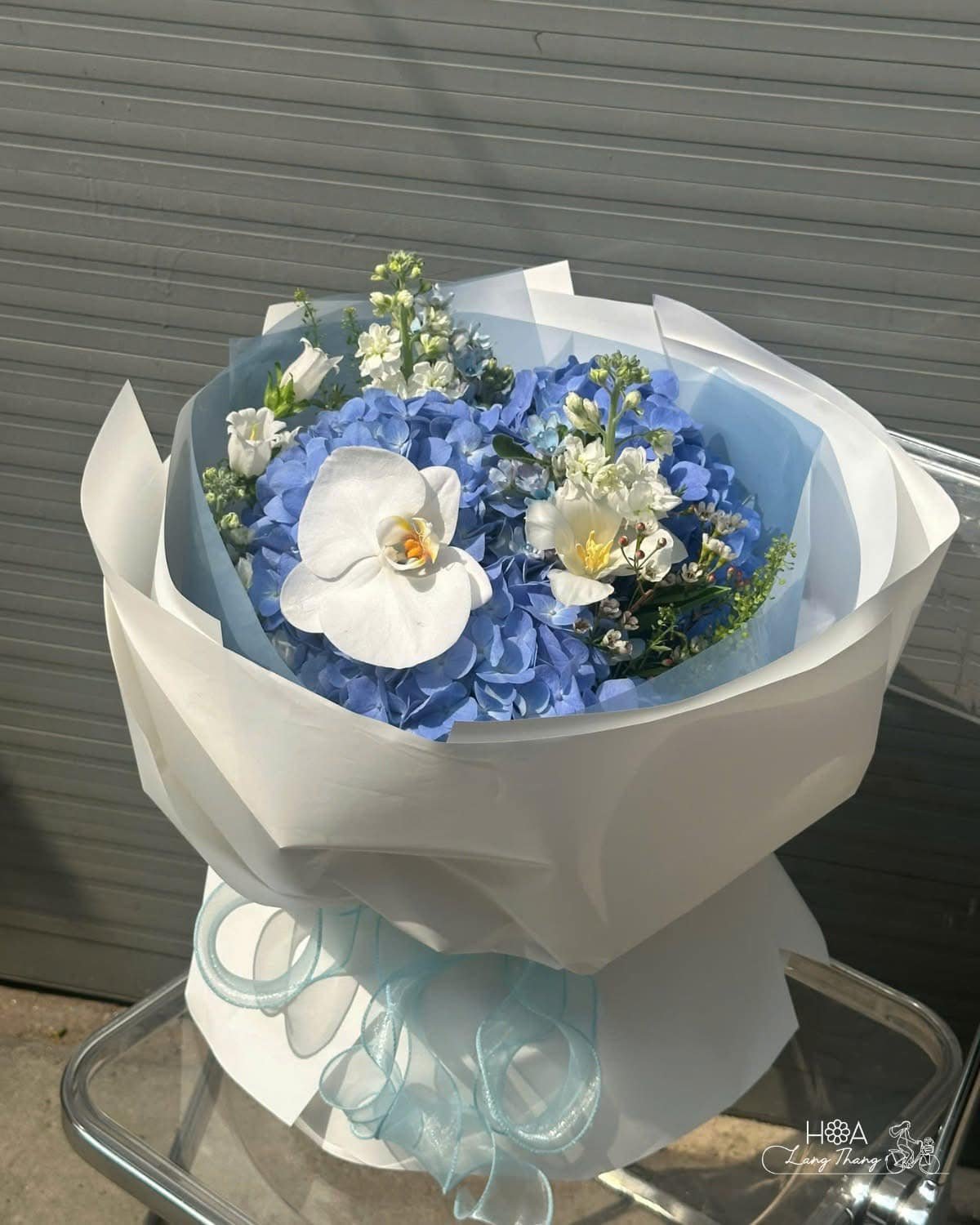 Bó hoa xanh nhẹ nhàng với hoa <a href=