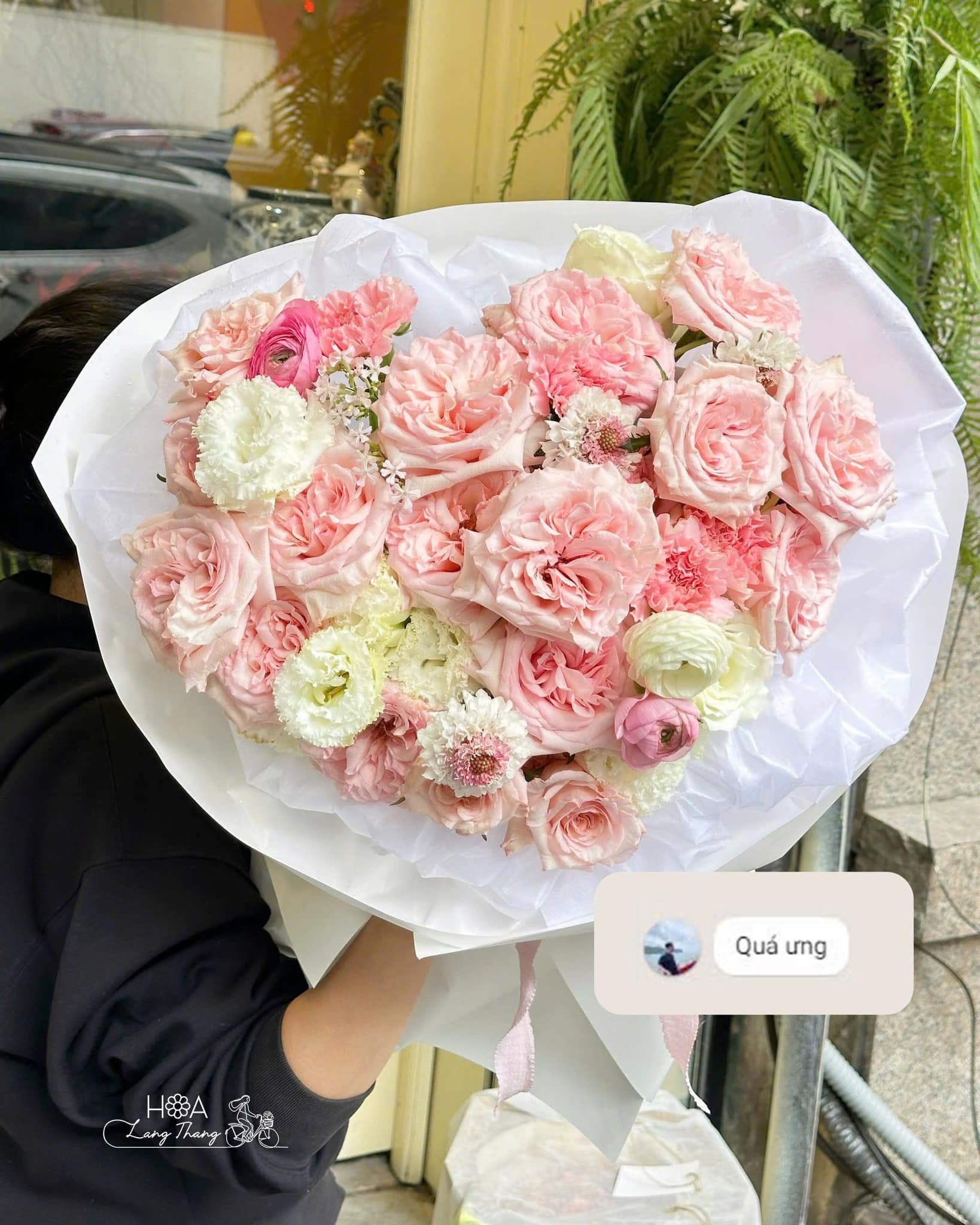Bó hoa hồng phấn và trắng, sang trọng và tinh tế, thích hợp cho nhiều dịp
