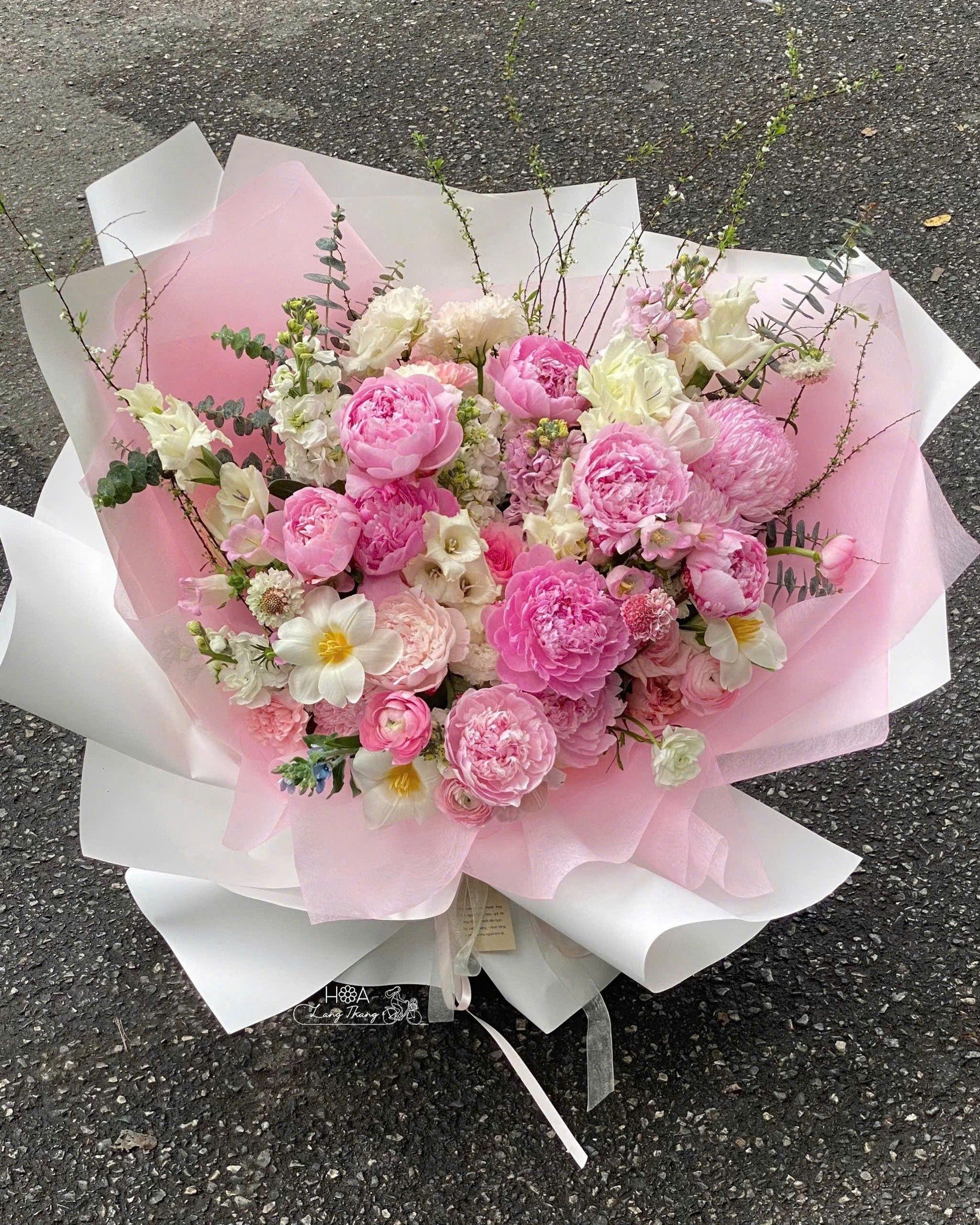 Bó hoa rực rỡ với hoa hồng, peony, và hoa baby, đẹp mắt cho mọi dịp