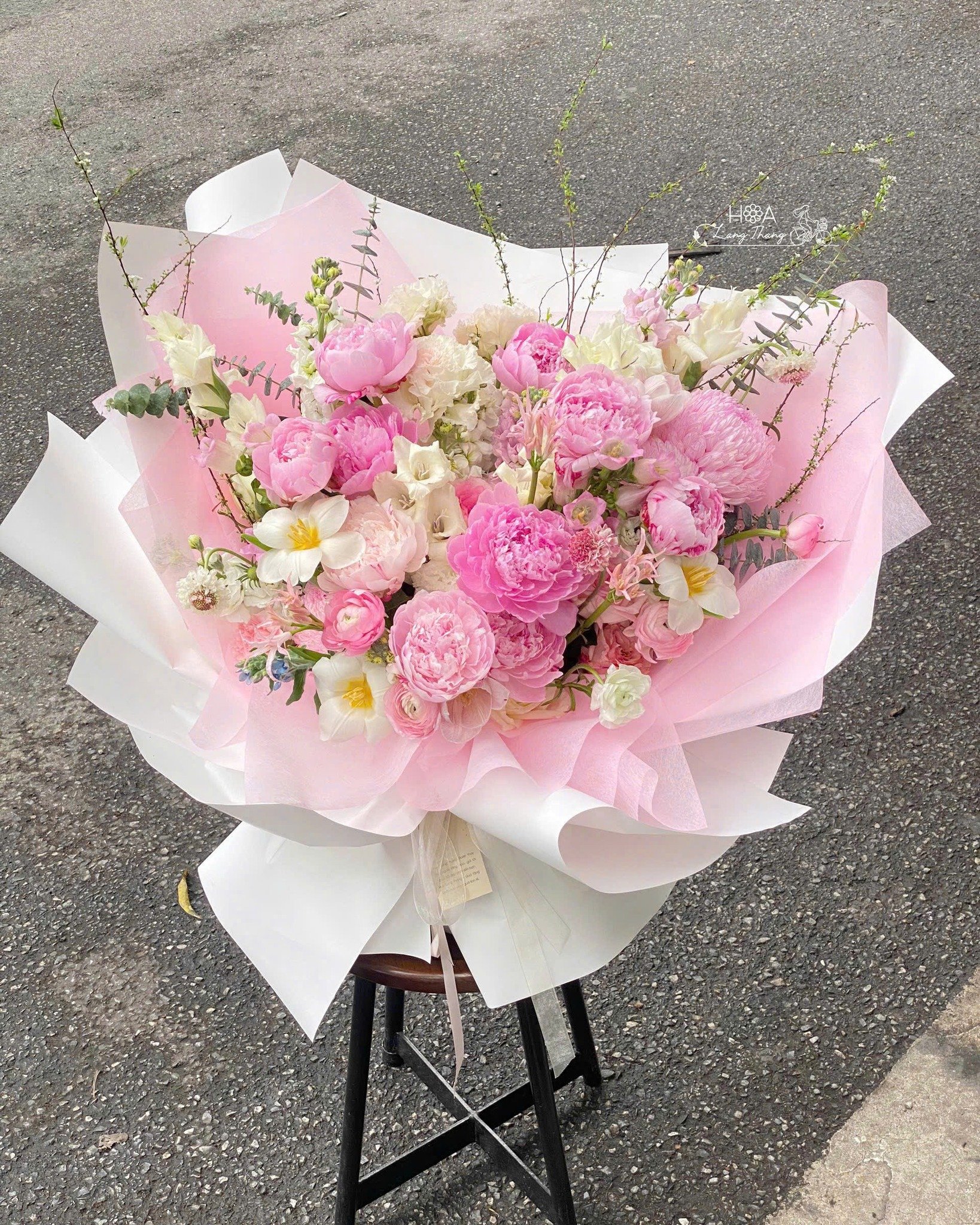 Bó hoa tươi mát với hoa hồng, peony và lan, phong cách cắm lãng mạn