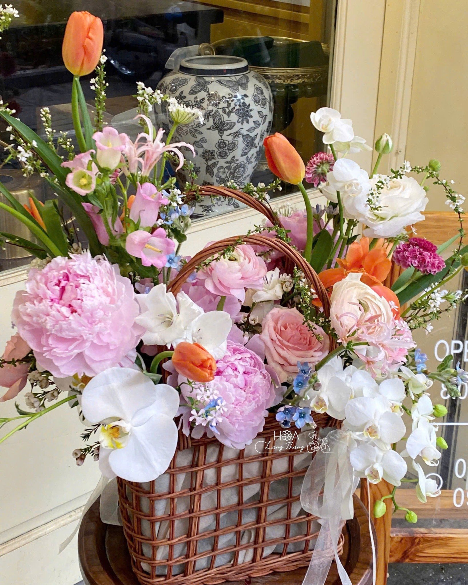 Giỏ hoa tươi gồm hoa hồng, tulip, lan hồ điệp, kiểu cắm đẹp mắt