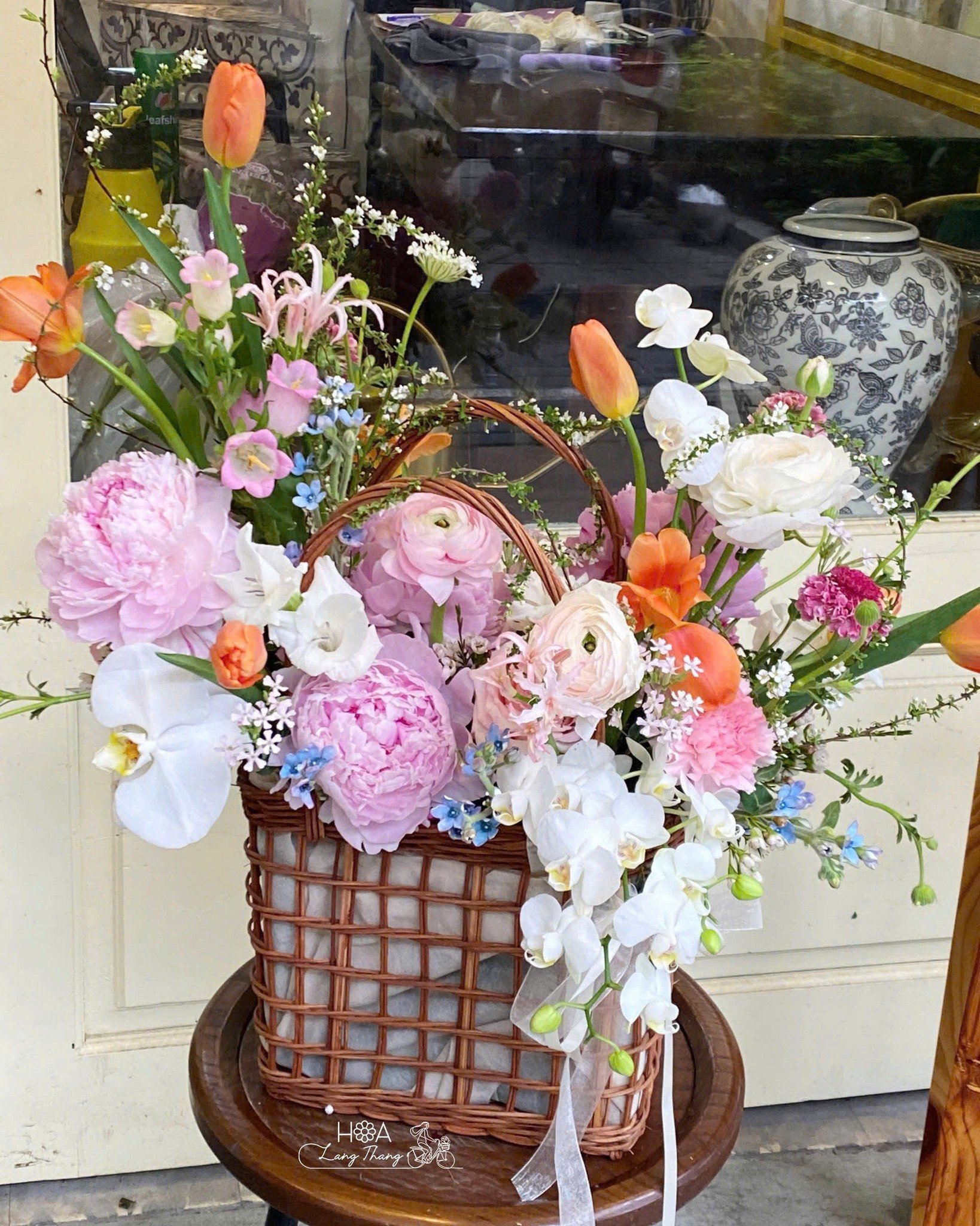 Giỏ hoa xinh với tulip, hồng, mẫu đơn, kiểu cắm tự nhiên, màu pastel