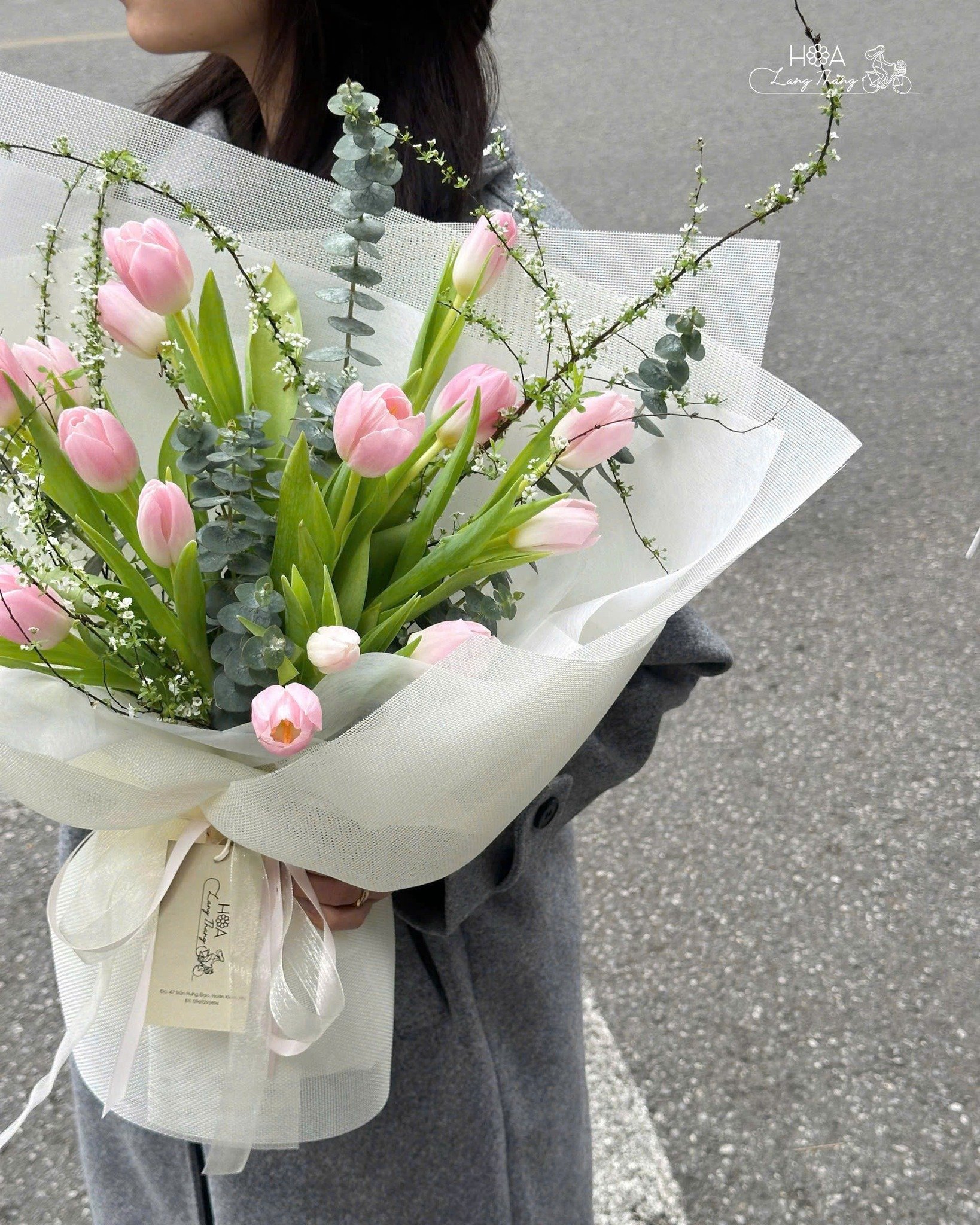 Bó hoa tulip hồng ngọt ngào, trang trí thanh thoát, hoàn hảo cho dịp đặc biệt