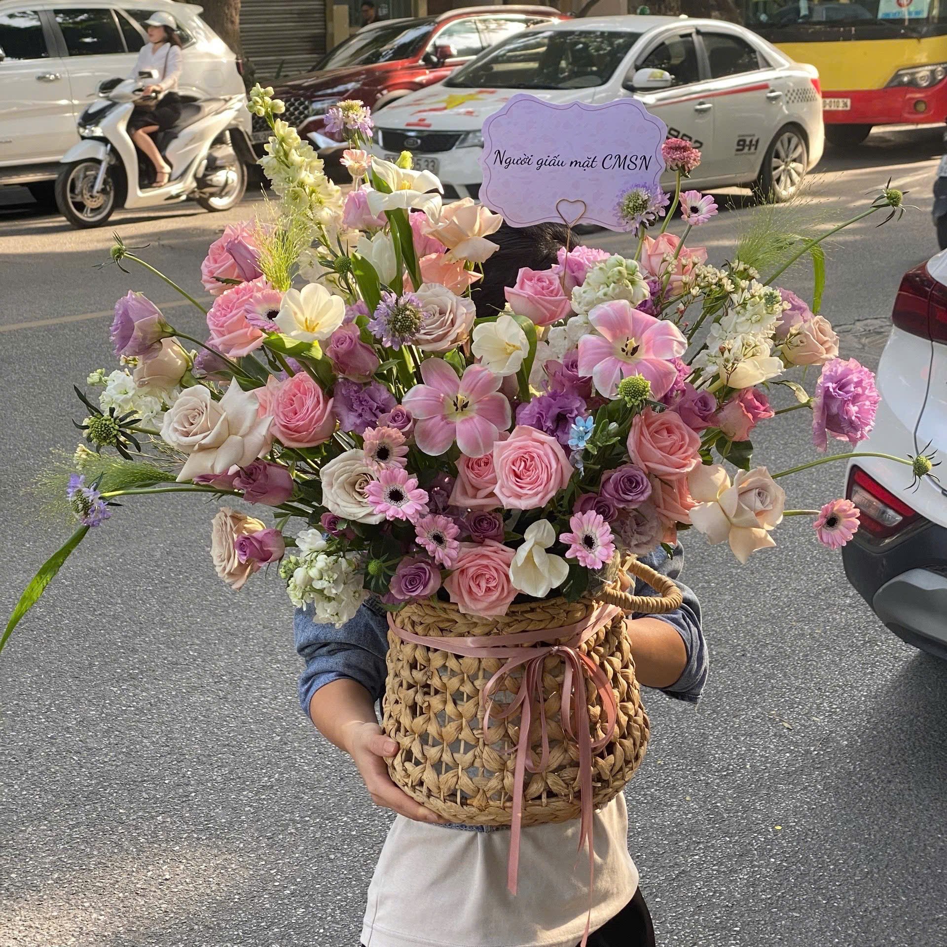 Bình hoa lớn với hoa hồng, <a href=