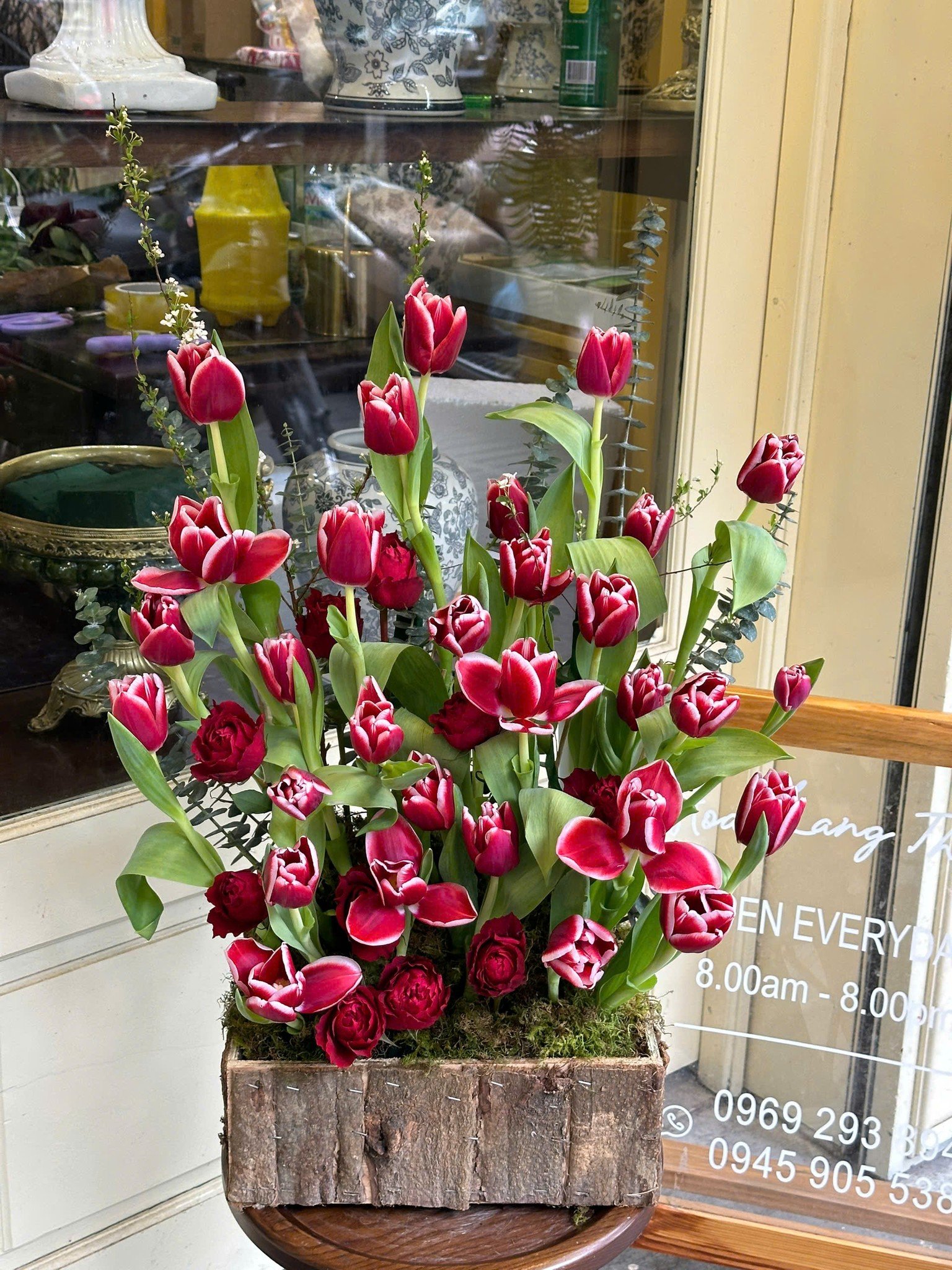 Một bình hoa tulip đỏ kiểu cắm đẹp tại shop Hoa Lang Thang ở Hà Nội