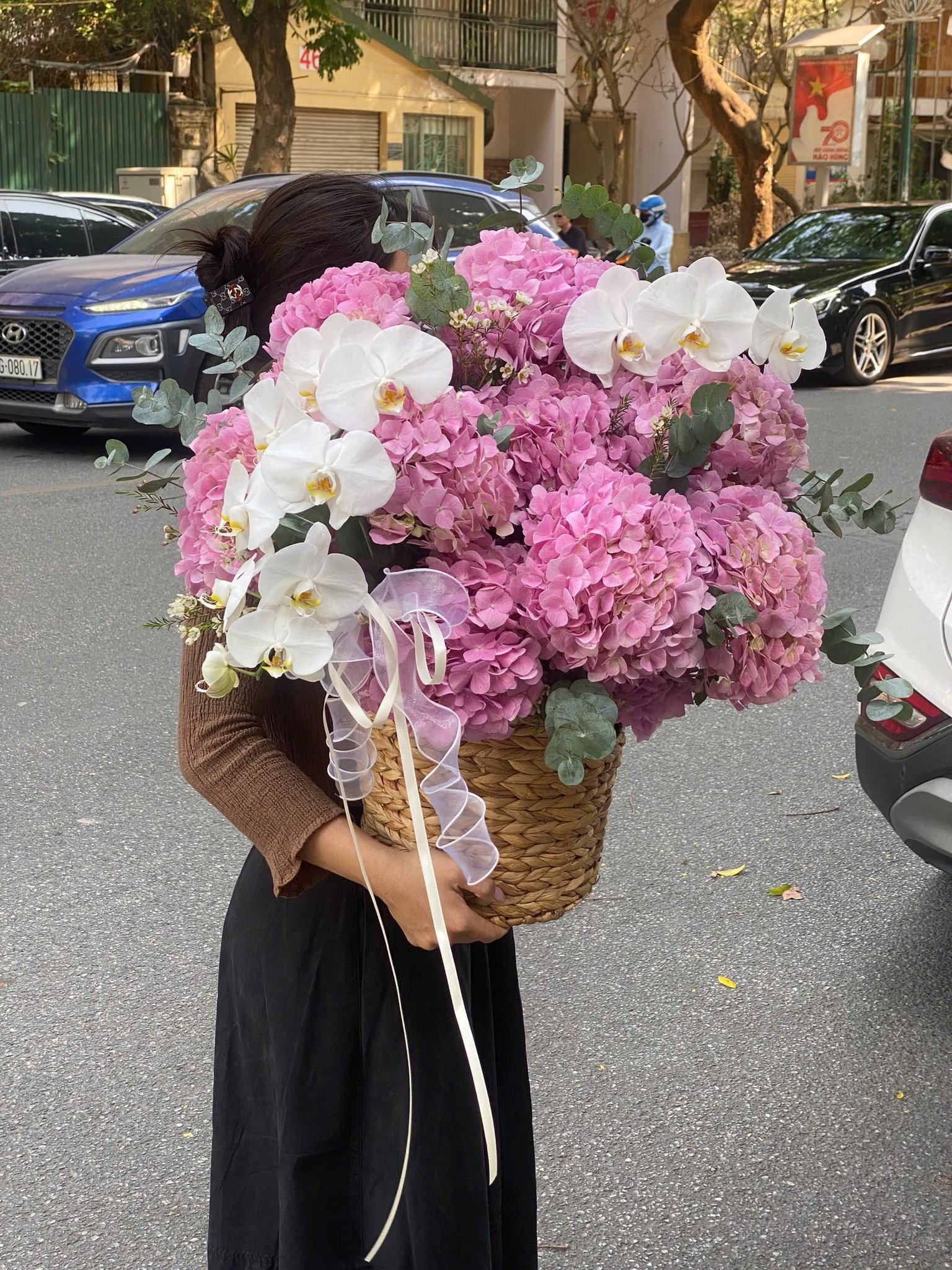 Giỏ hoa cẩm tú cầu hồng và lan hồ điệp trắng đẹp mắt, kiểu cắm sang trọng
