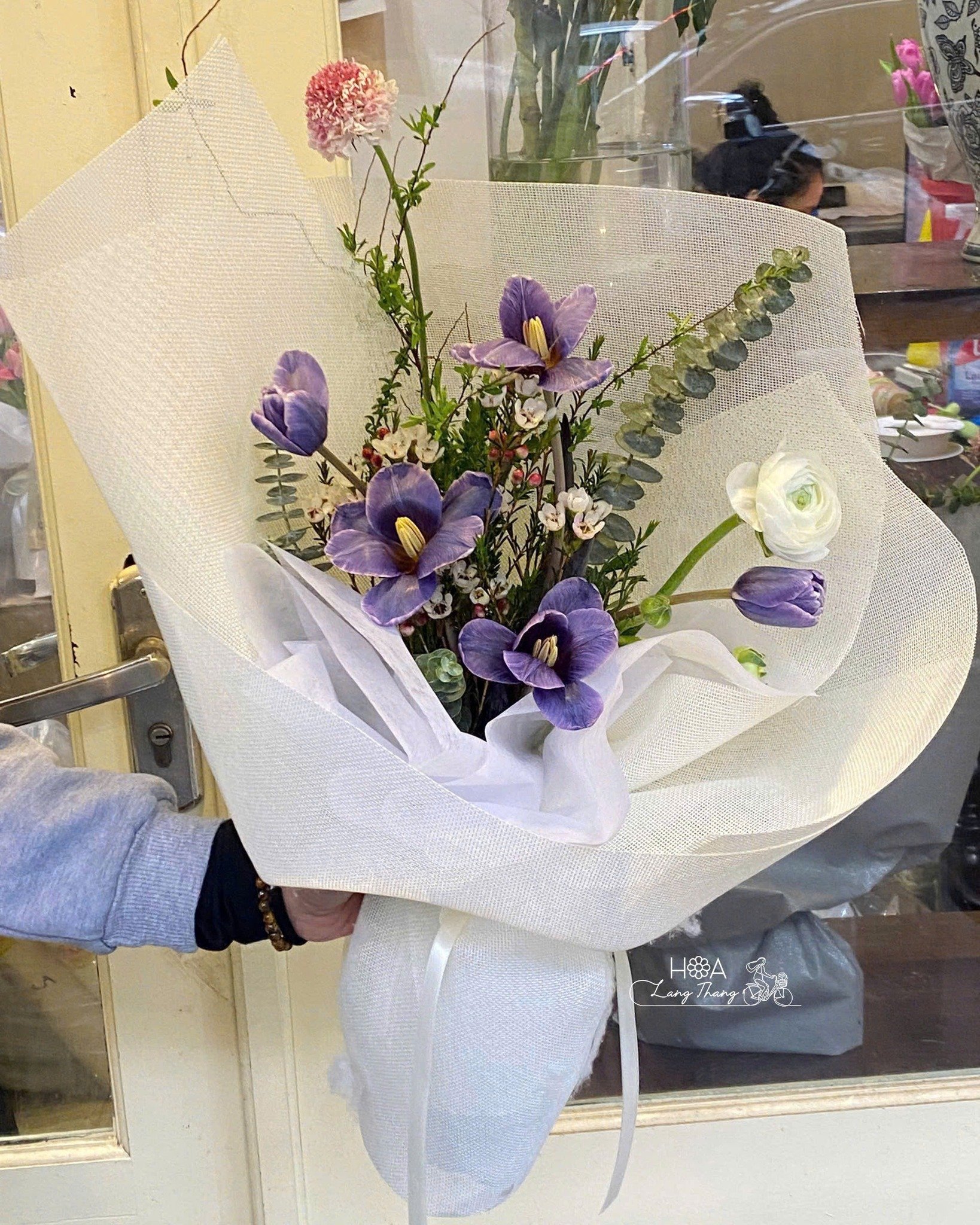 Bó hoa đẹp với tulip tím và các loại hoa khác, kiểu cắm tinh tế