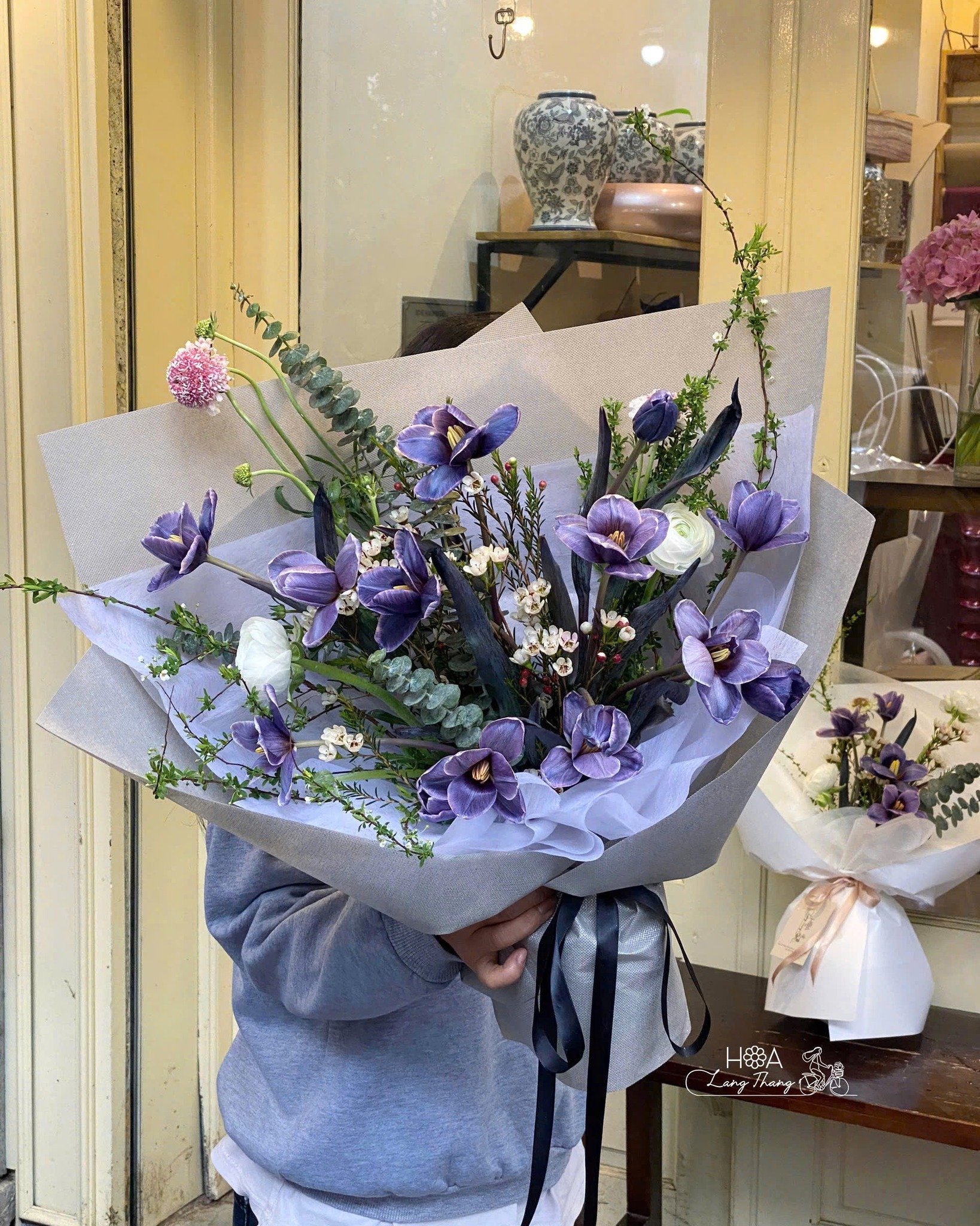 Bó hoa tím lấp lánh với hoa tulip, lan hồ điệp và cắm duyên dáng
