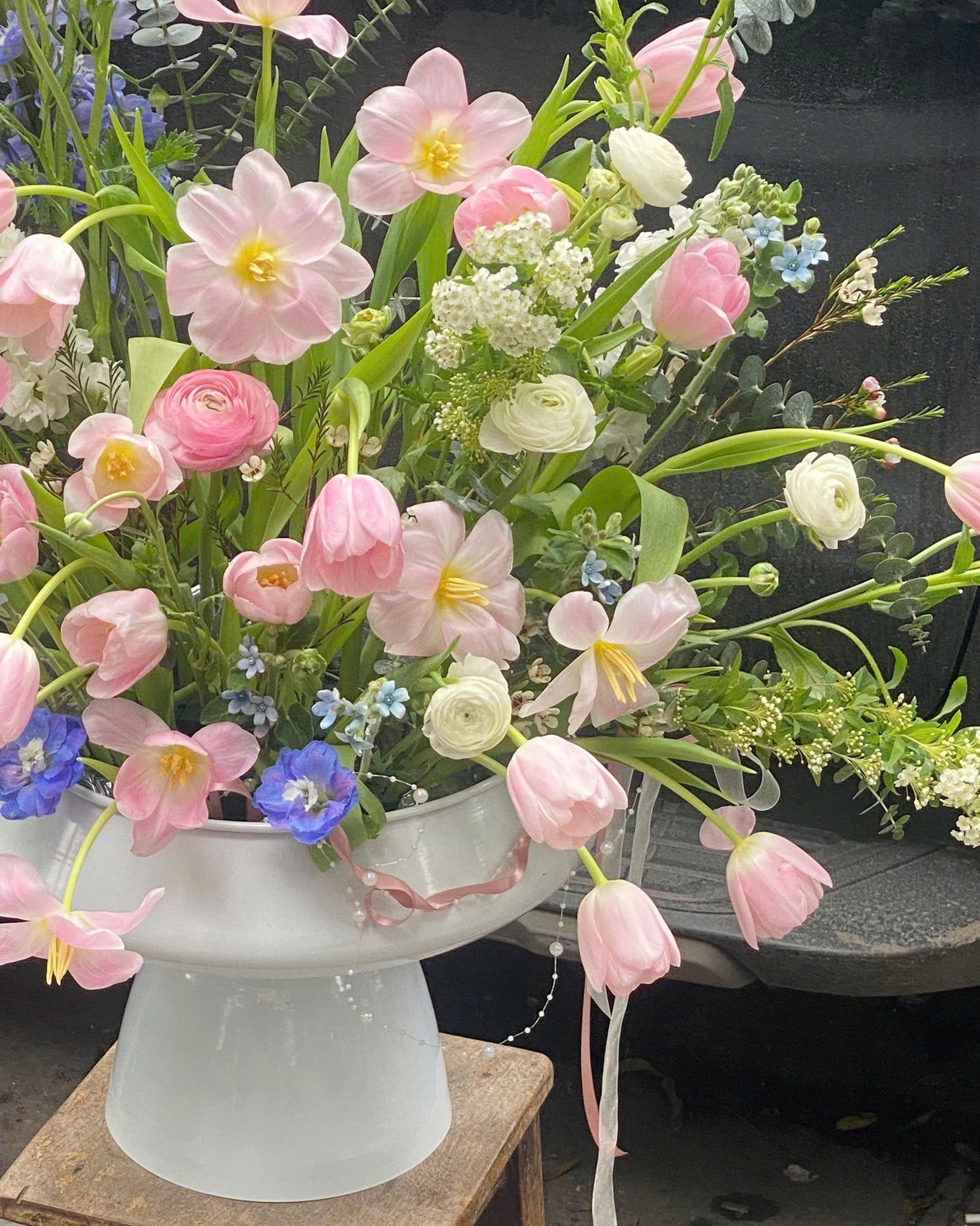Bình hoa với tulip, hồng và mau đơn kết hợp nhiều gam màu pastel tươi sáng
