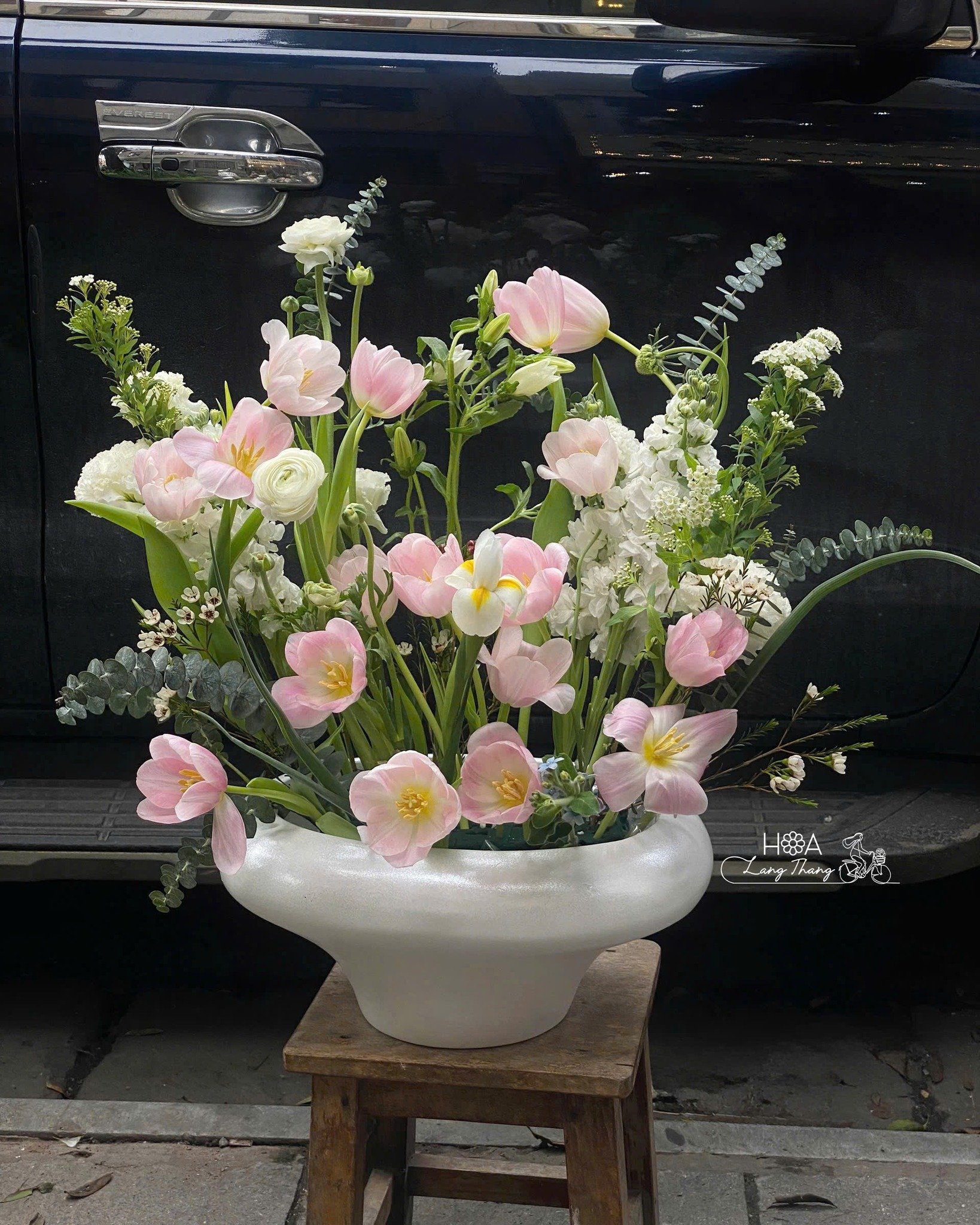 Bình hoa cắm tulip hồng và các loại hoa trắng, trang trí đẹp mắt