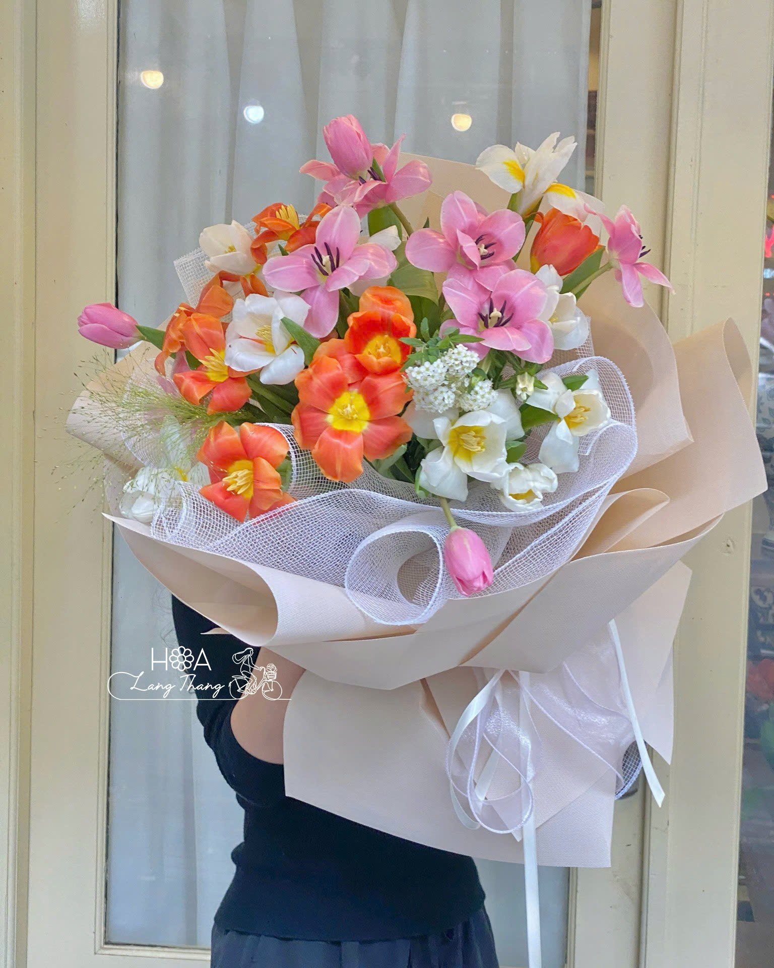 Gió mang ký ức thổi thành những cánh hoa!