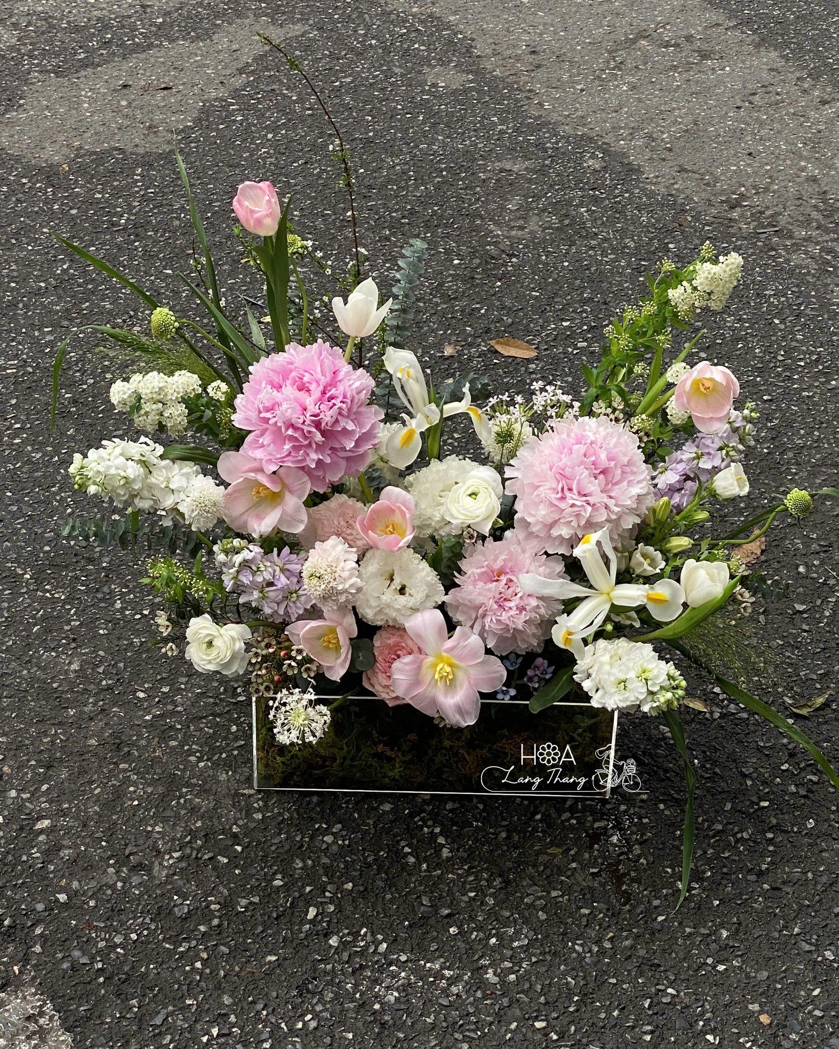 Bình hoa đẹp với hoa hồng, tulip và cúc trắng, kiểu cắm trang trí tinh tế