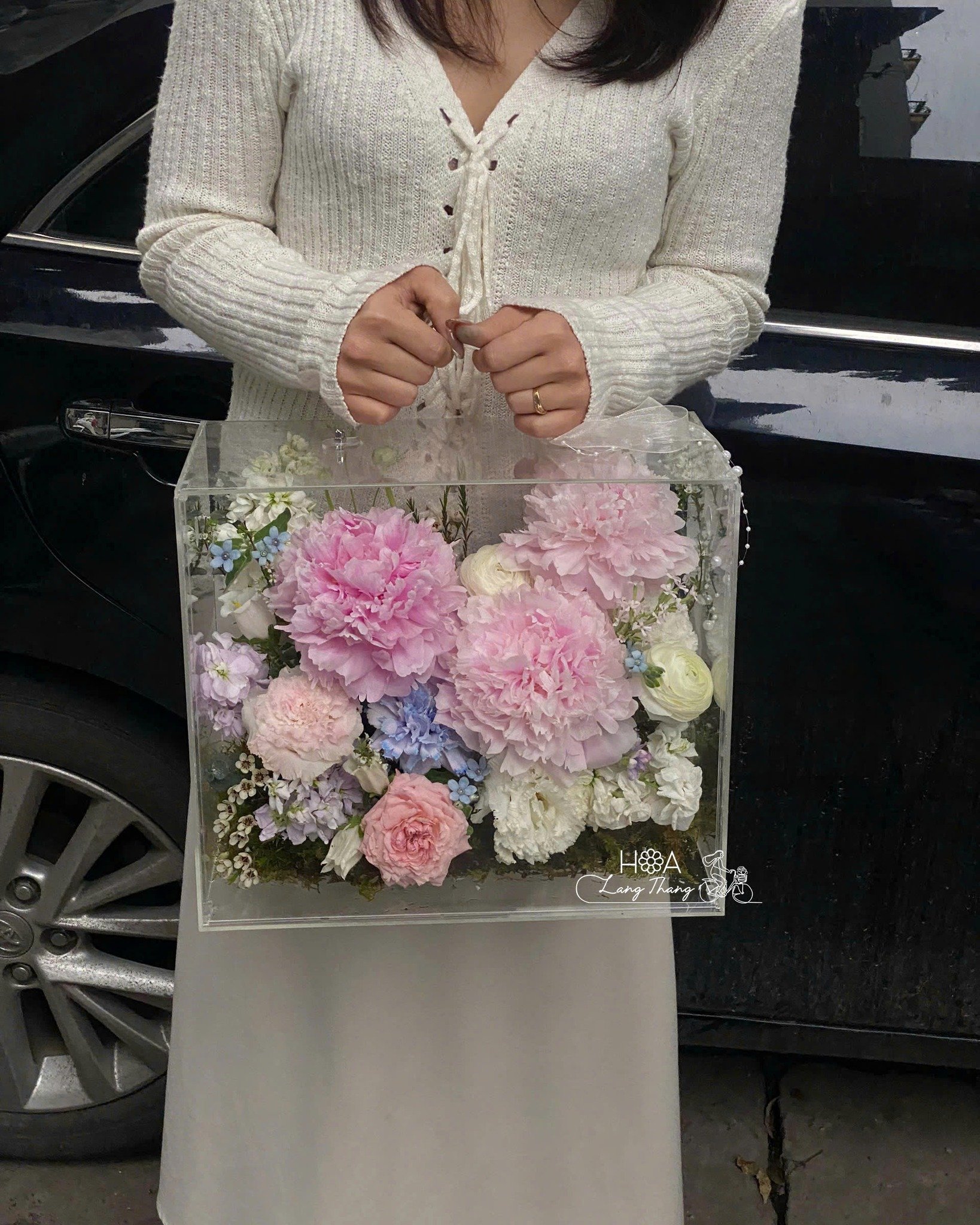 Bó hoa đa sắc với hoa peony, hồng, và baby trong hộp trong suốt