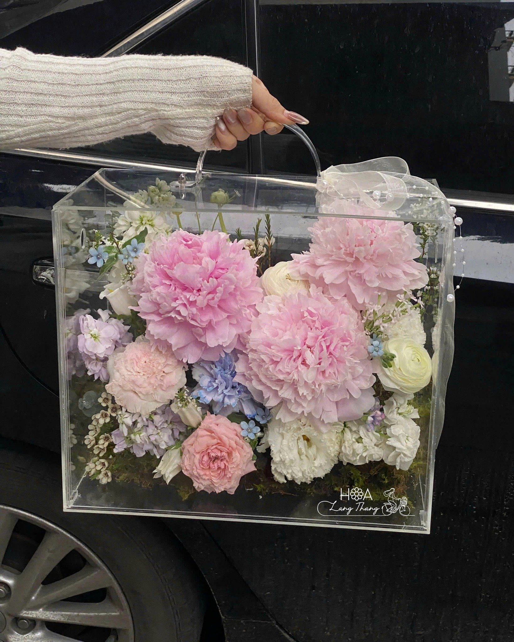 Giỏ hoa trong suốt với hoa peony hồng, mẫu đơn, hoa baby và xanh pastel
