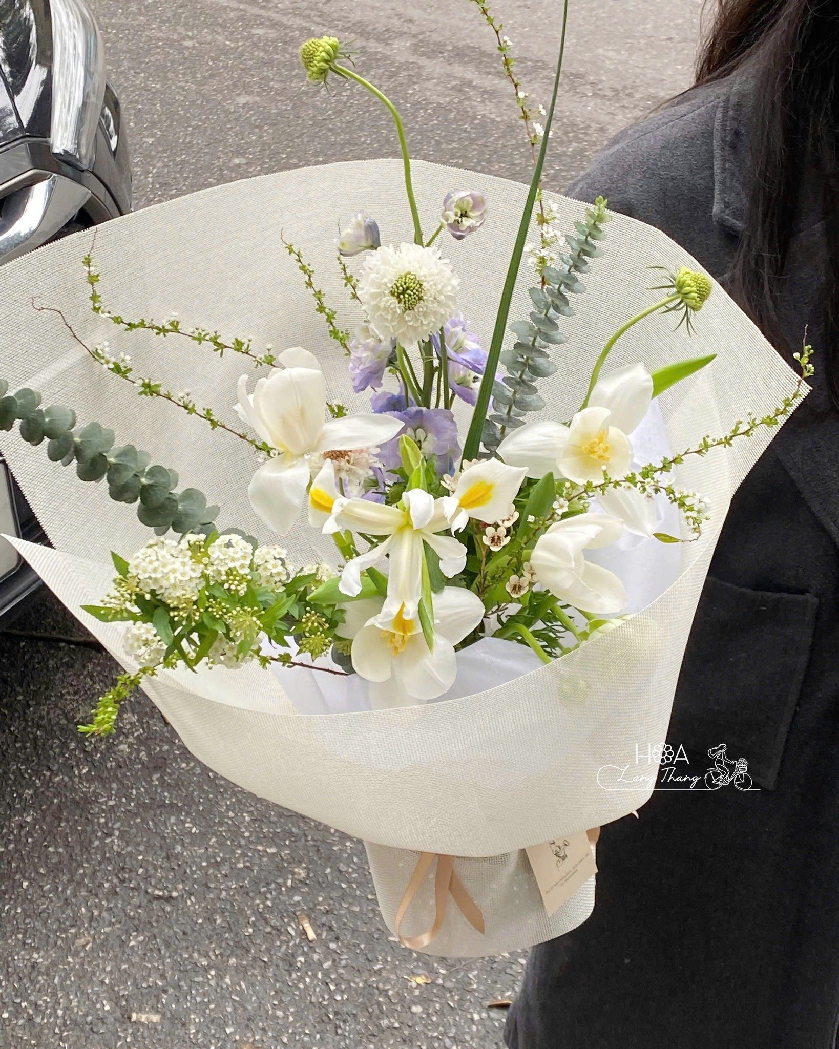 Bó hoa tinh tế với lan hồ điệp, tulip và thanh long, điểm xuyết lá xanh
