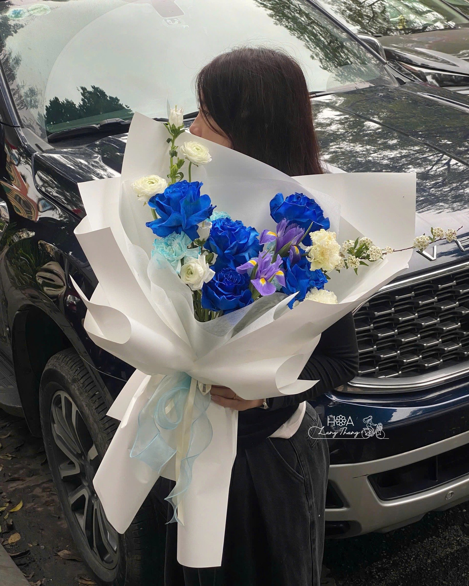 Bó hoa tươi với hoa hồng xanh, tulip và <a href=