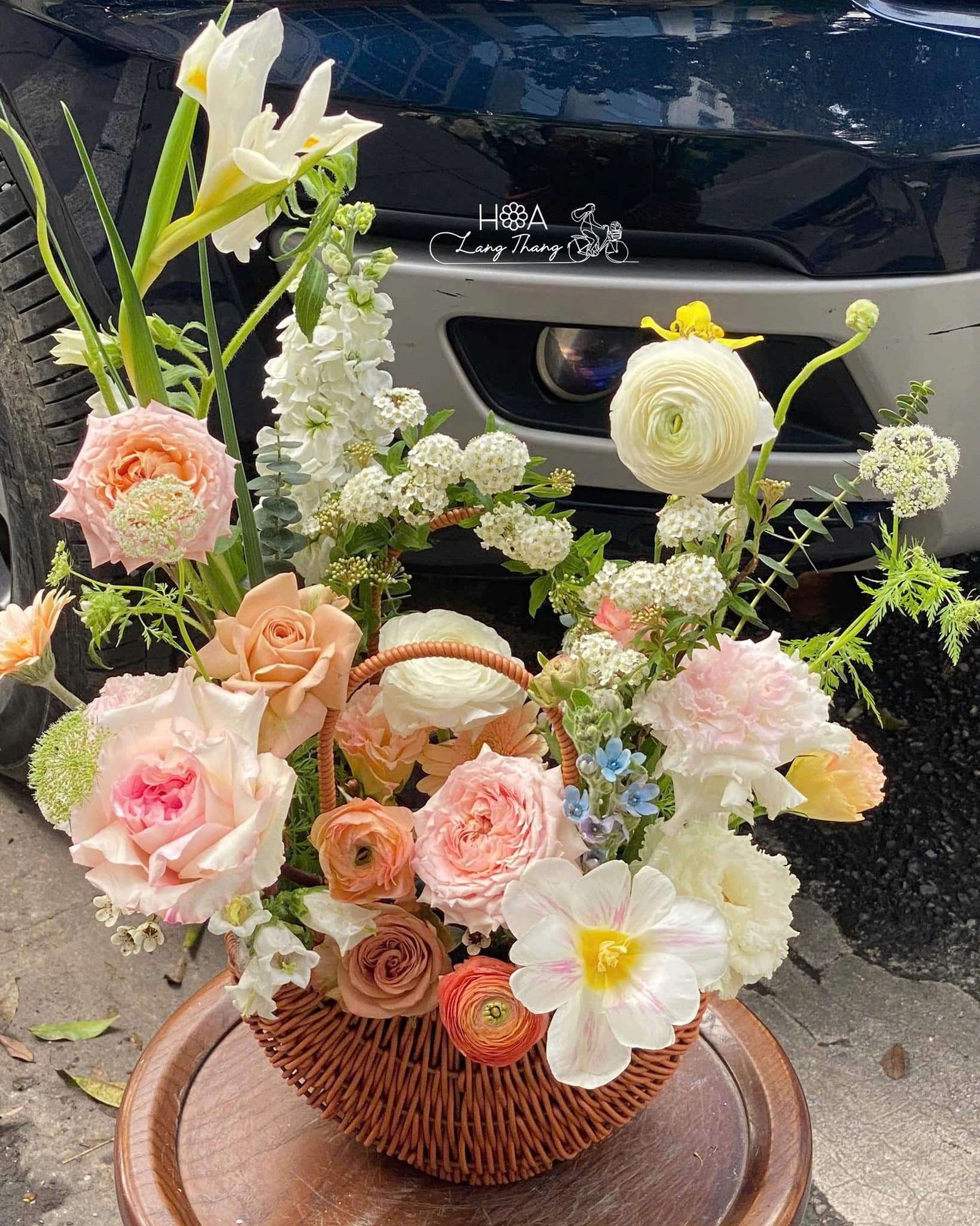 Bình hoa kết hợp nhiều loại hoa như hồng, ranunculus, cắm trong giỏ đẹp mắt