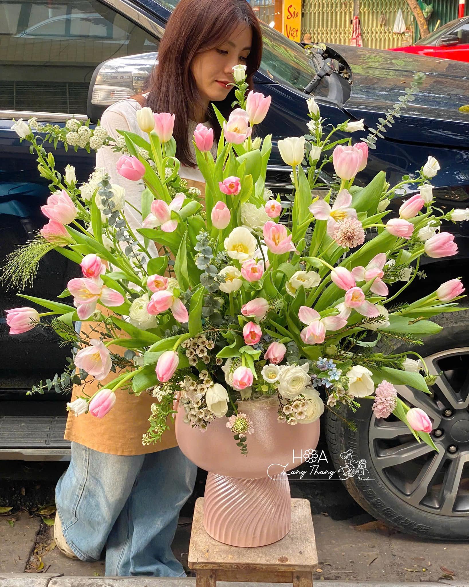 Bình hoa lớn với hoa <a href=