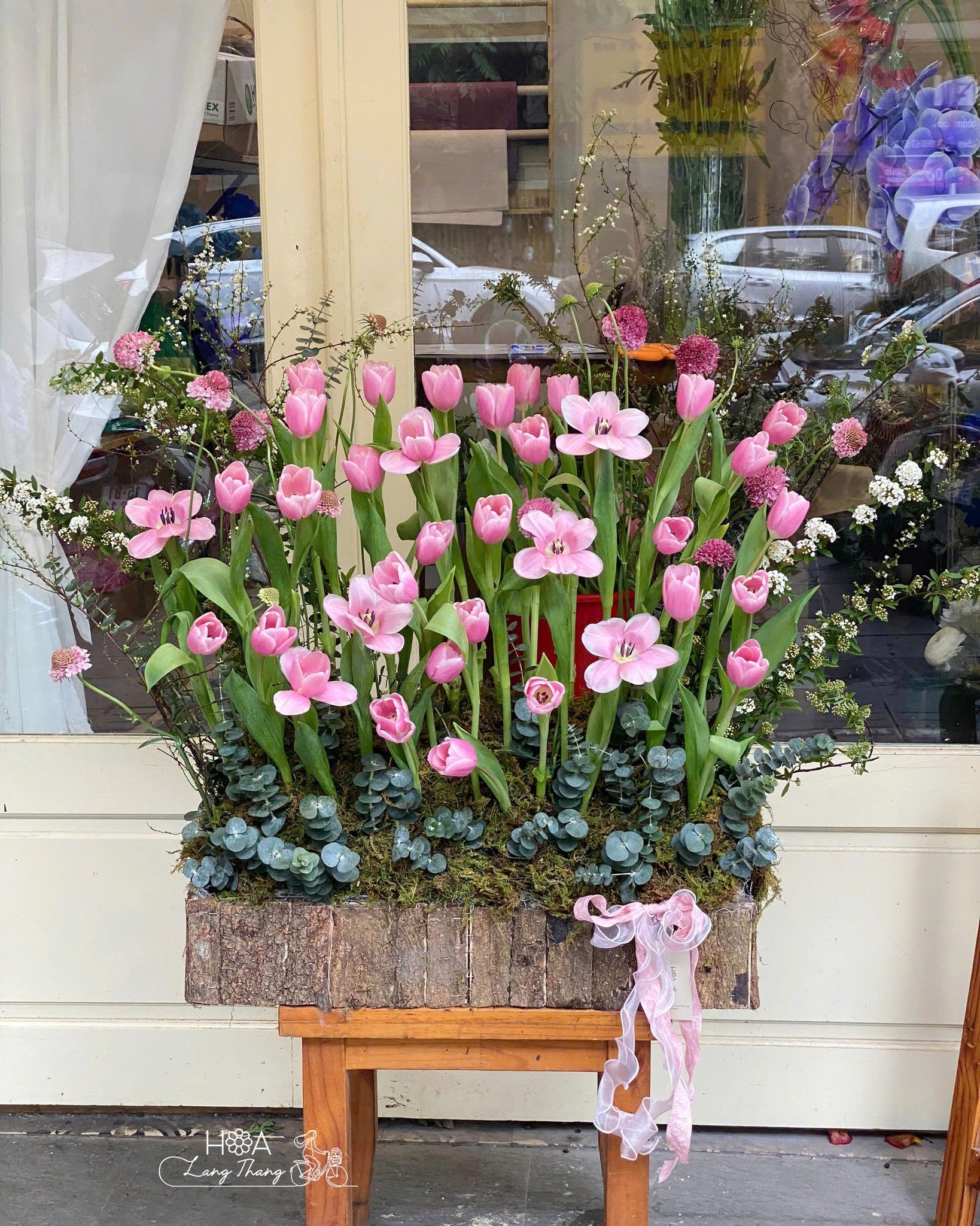 Giỏ hoa tươi với tulip hồng và hoa baby, cắm đẹp mắt