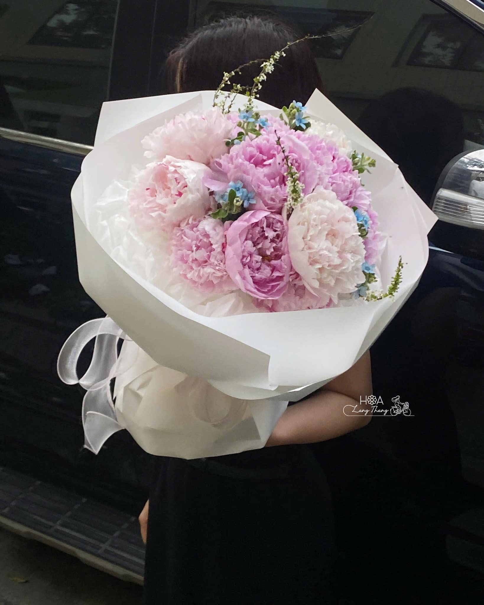 Bó hoa hồng và mẫu đơn pastel, kiểu cắm đẹp mắt, dành cho nhiều dịp