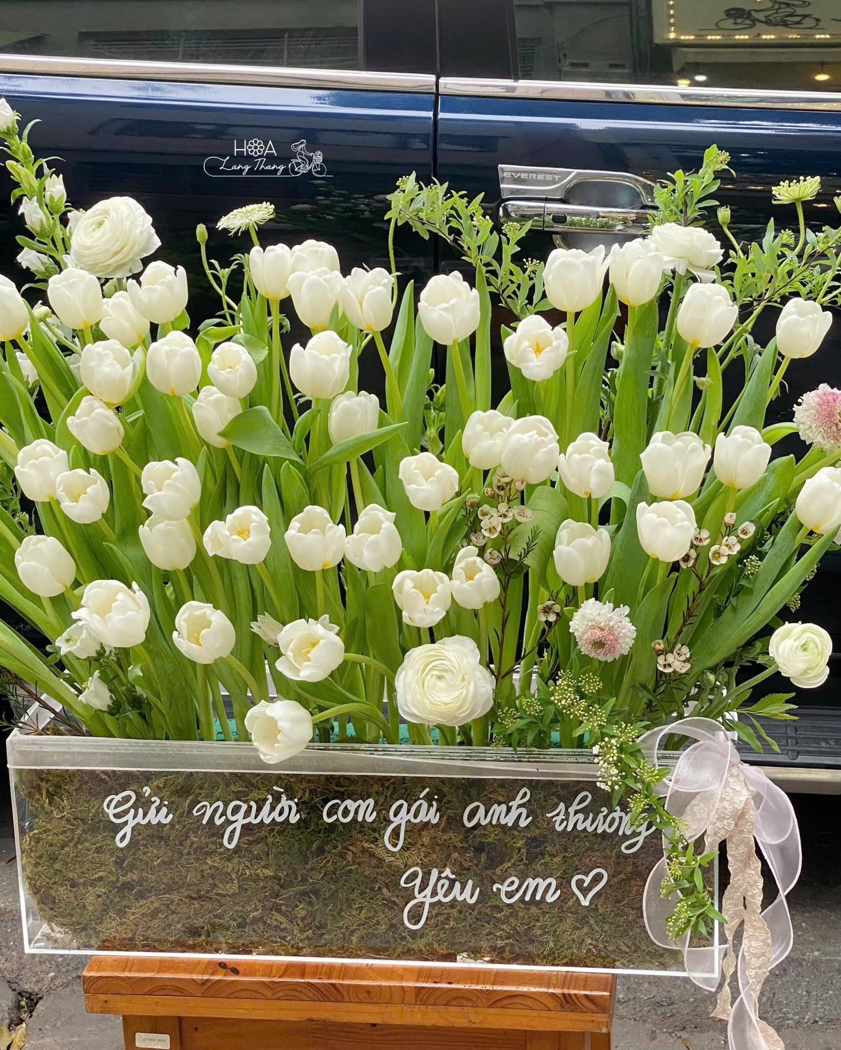 Giỏ hoa với nhiều tulip trắng và phụ kiện trang trí xinh xắn