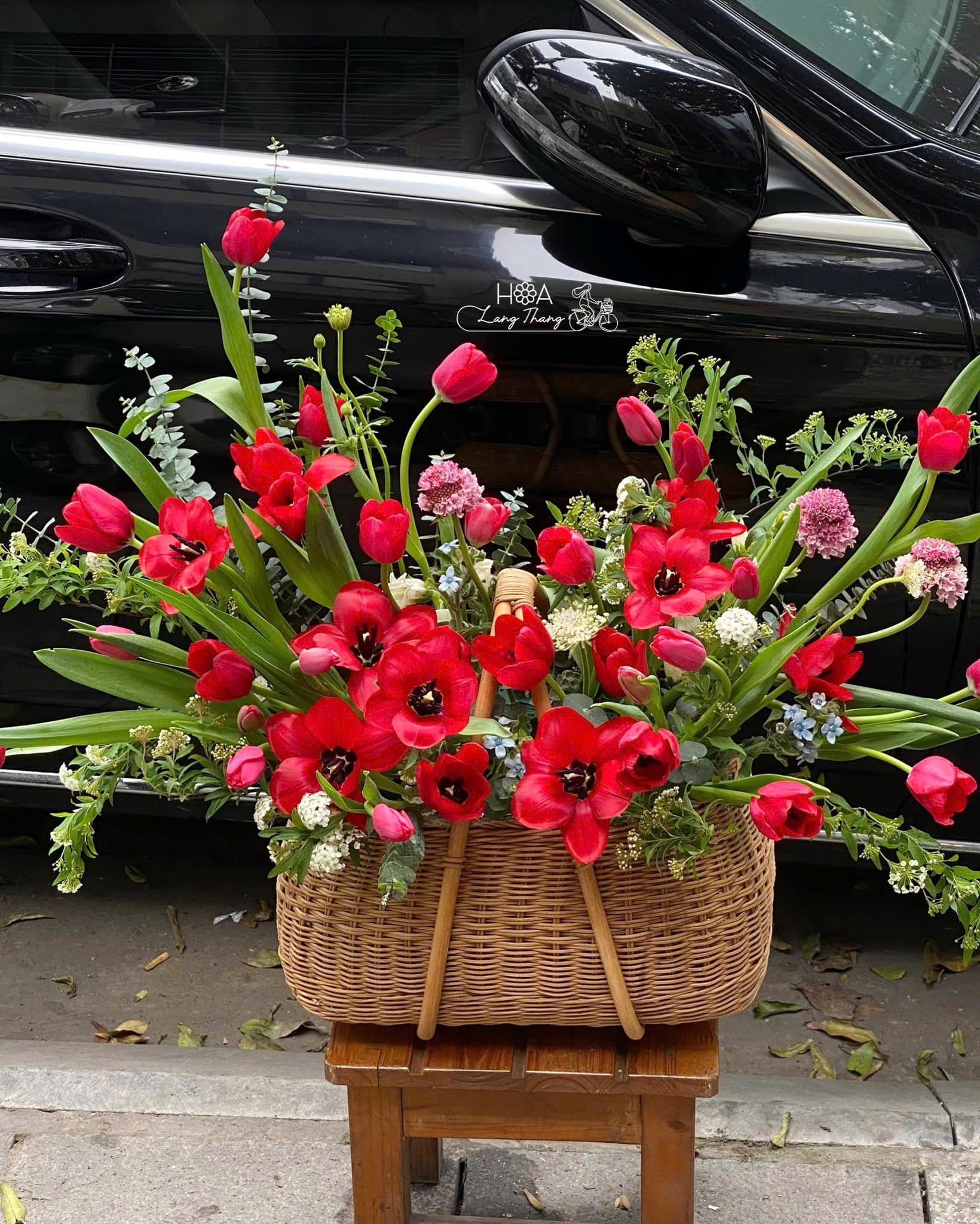 Giỏ hoa tulip đỏ tươi rực rỡ, kiểu cắm thẳng, phù hợp trang trí