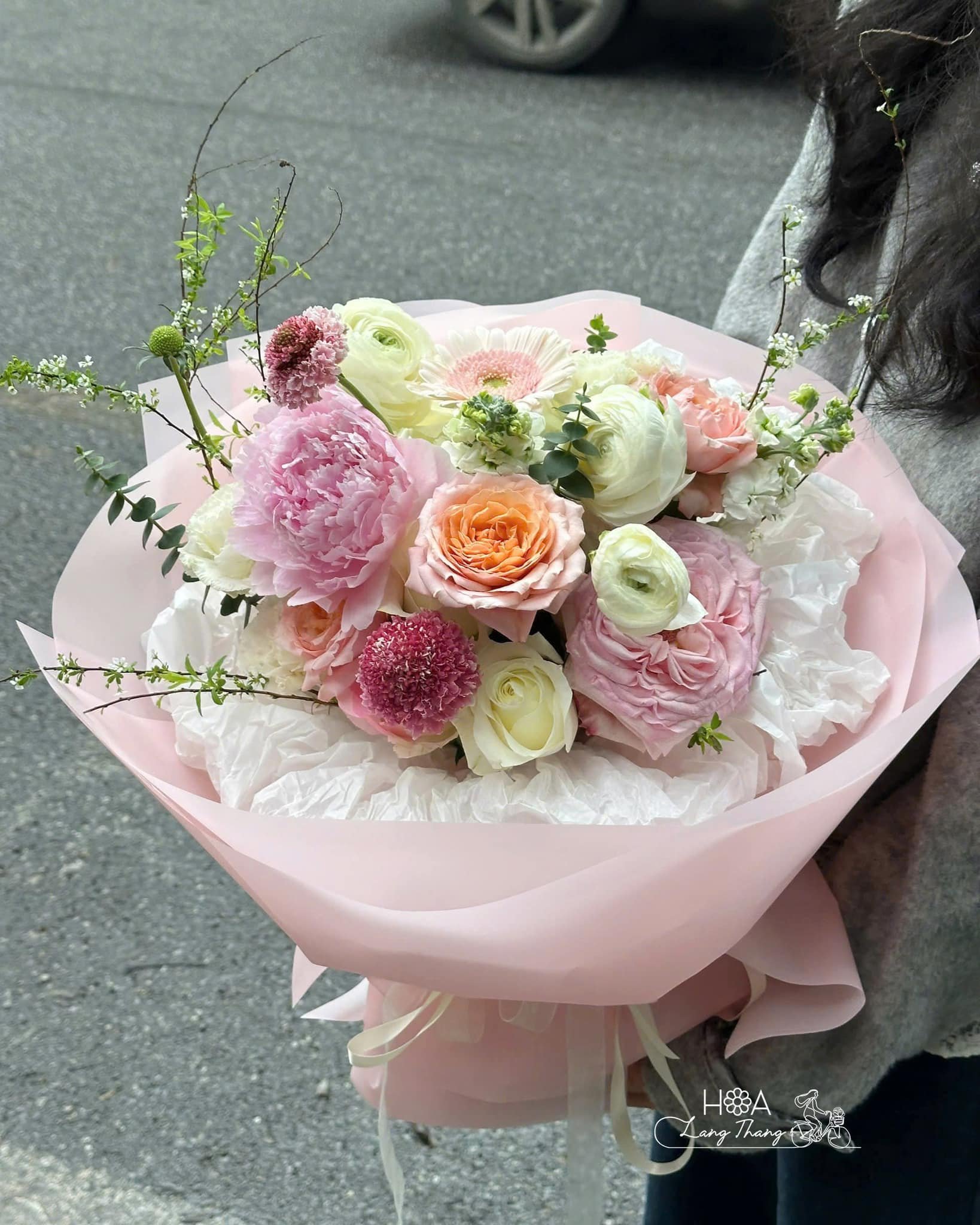 Bó hoa tươi đẹp với hồng, peony, ly và lá xanh, thích hợp cho nhiều dịp