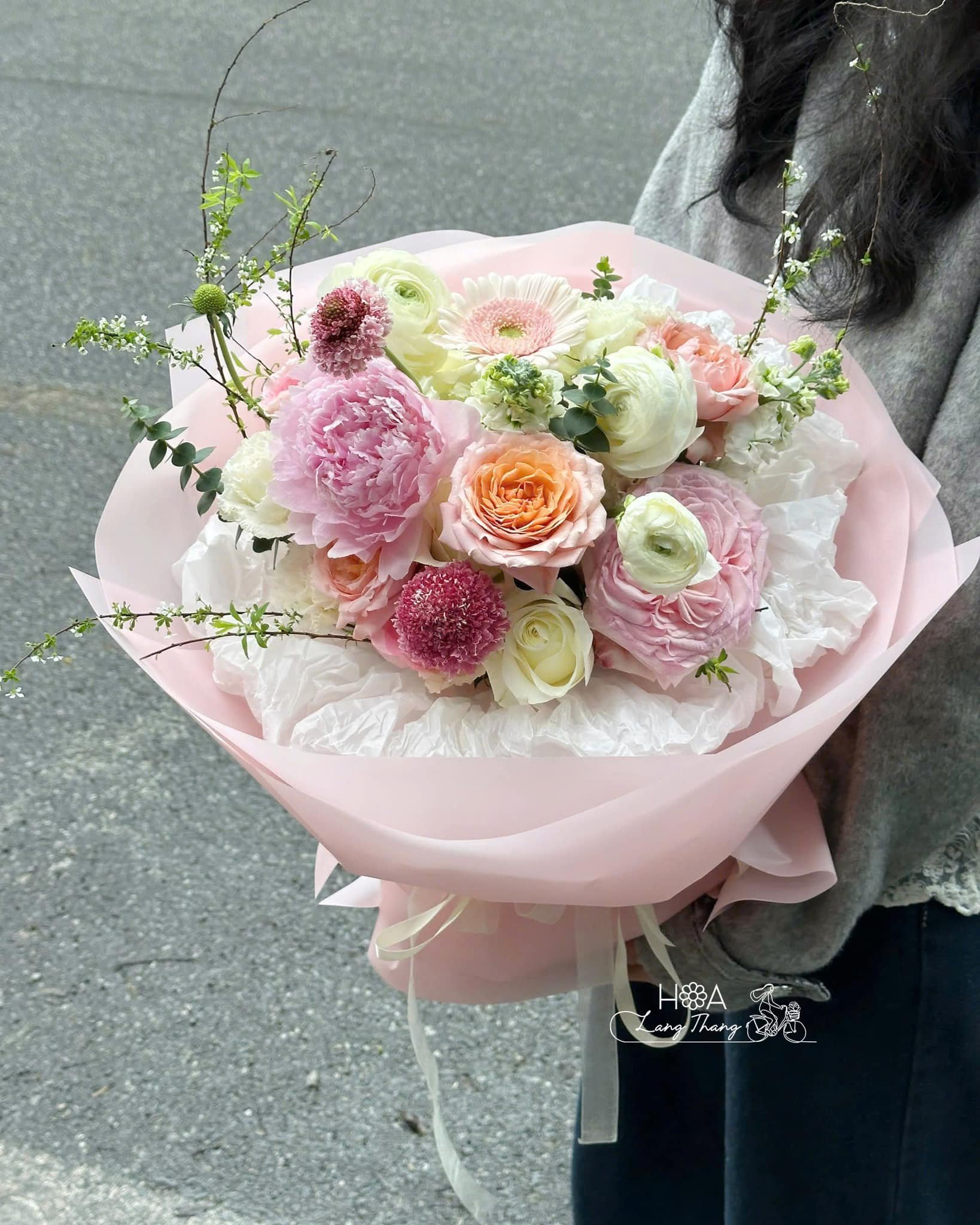Bó hoa đa sắc đẹp mê ly với hồng, cúc, và ly hoàn mỹ