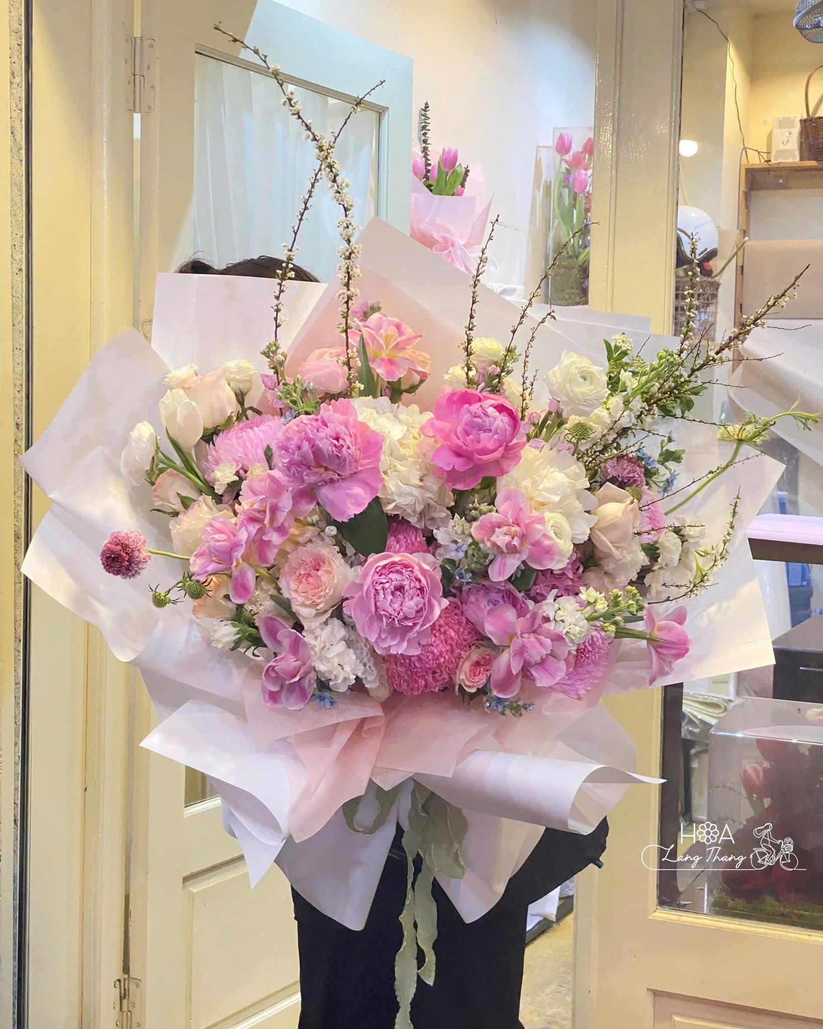 Bó hoa lớn với hồng, tulip, mau đơn màu hồng và trắng, kiểu cắm sang trọng