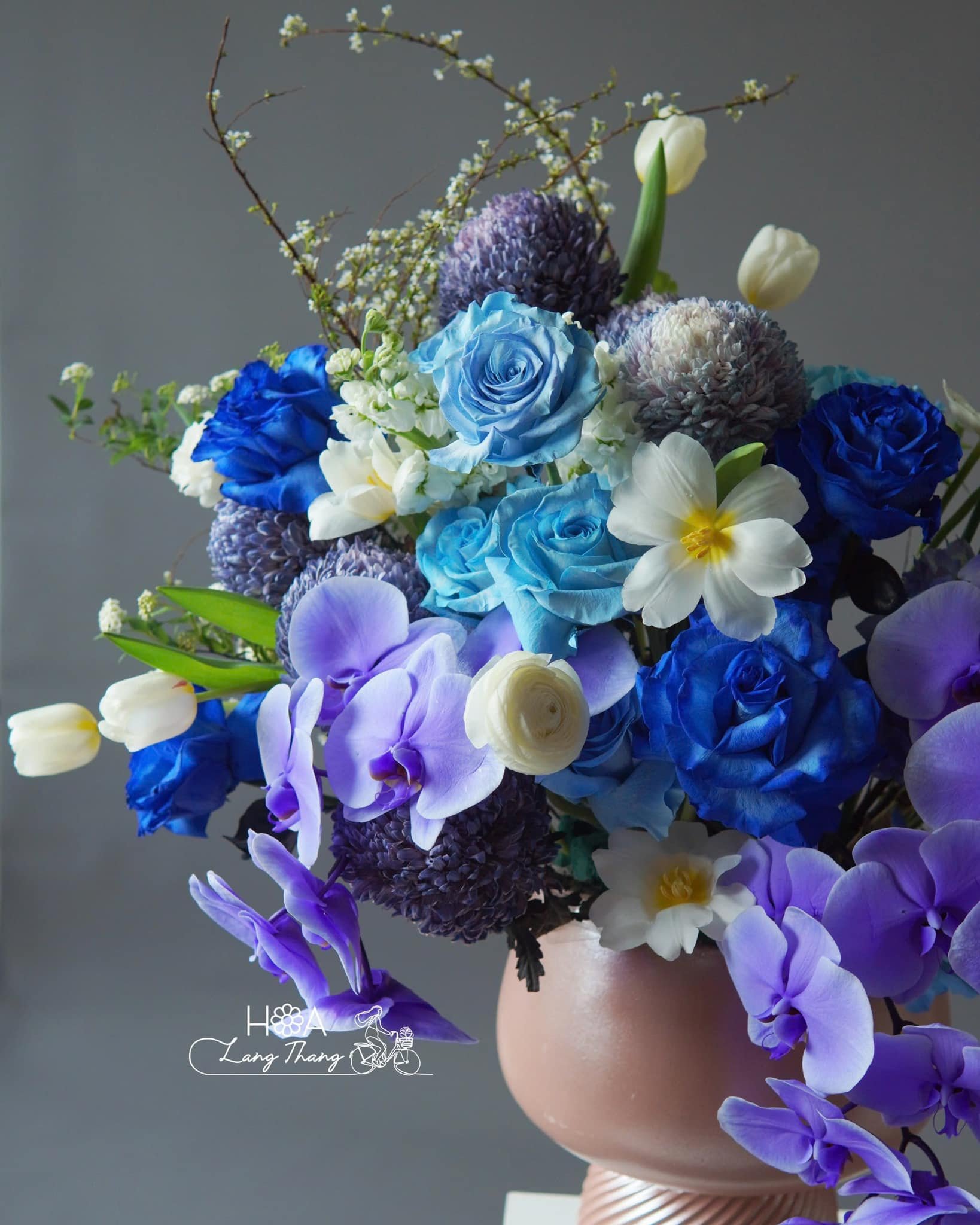 Bó hoa đẹp với hồng xanh, lan hồ điệp và tulip, sang trọng và tinh tế