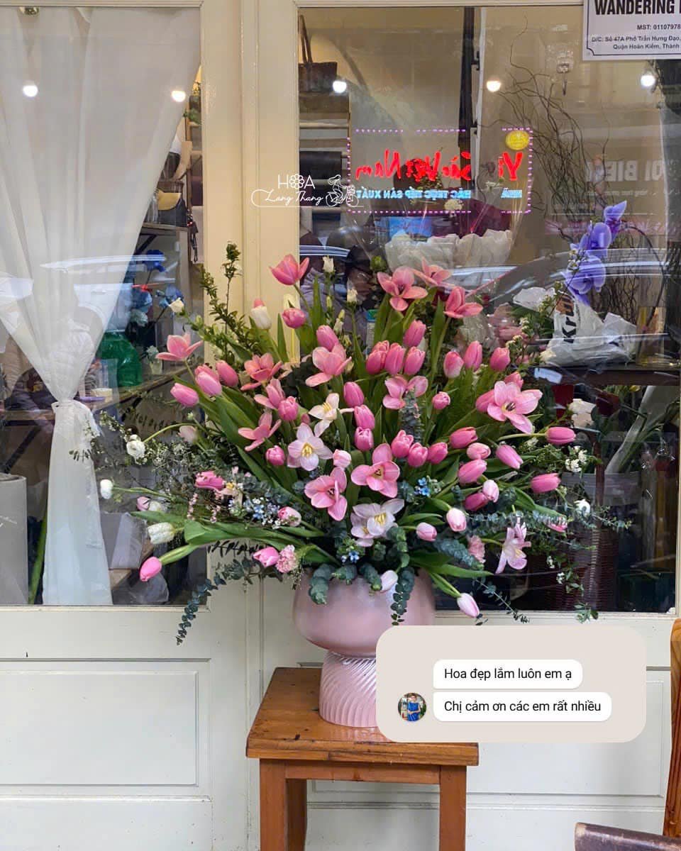 Bình hoa hồng và tulip đẹp, kiểu cắm sang trọng tại shop Hoa Lang Thang