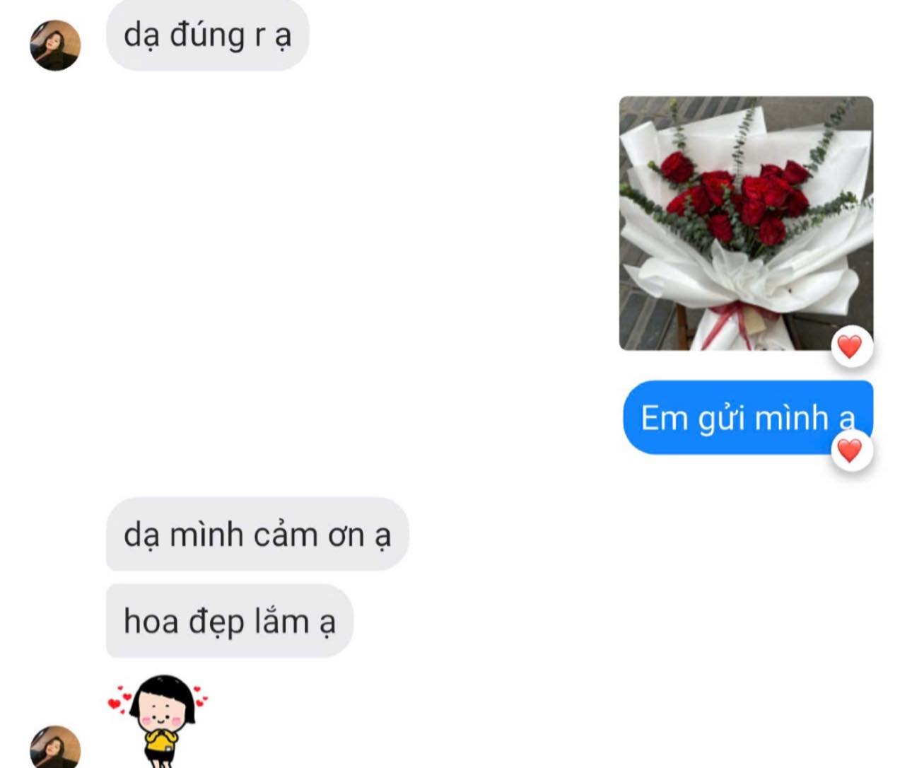 Bó hoa hồng đỏ đẹp, cắm sang trọng với lá trang trí