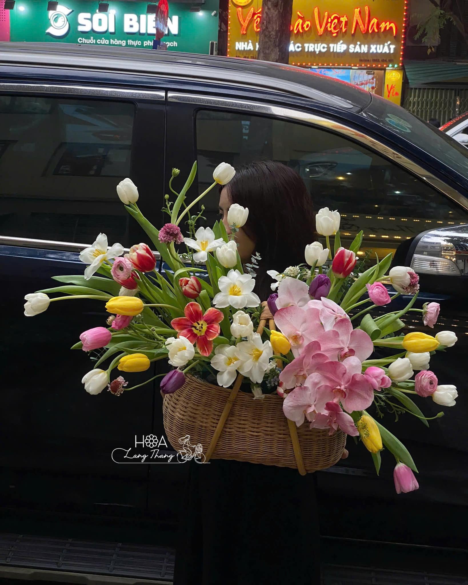 Giỏ hoa tươi rực rỡ gồm tulip, <a href=