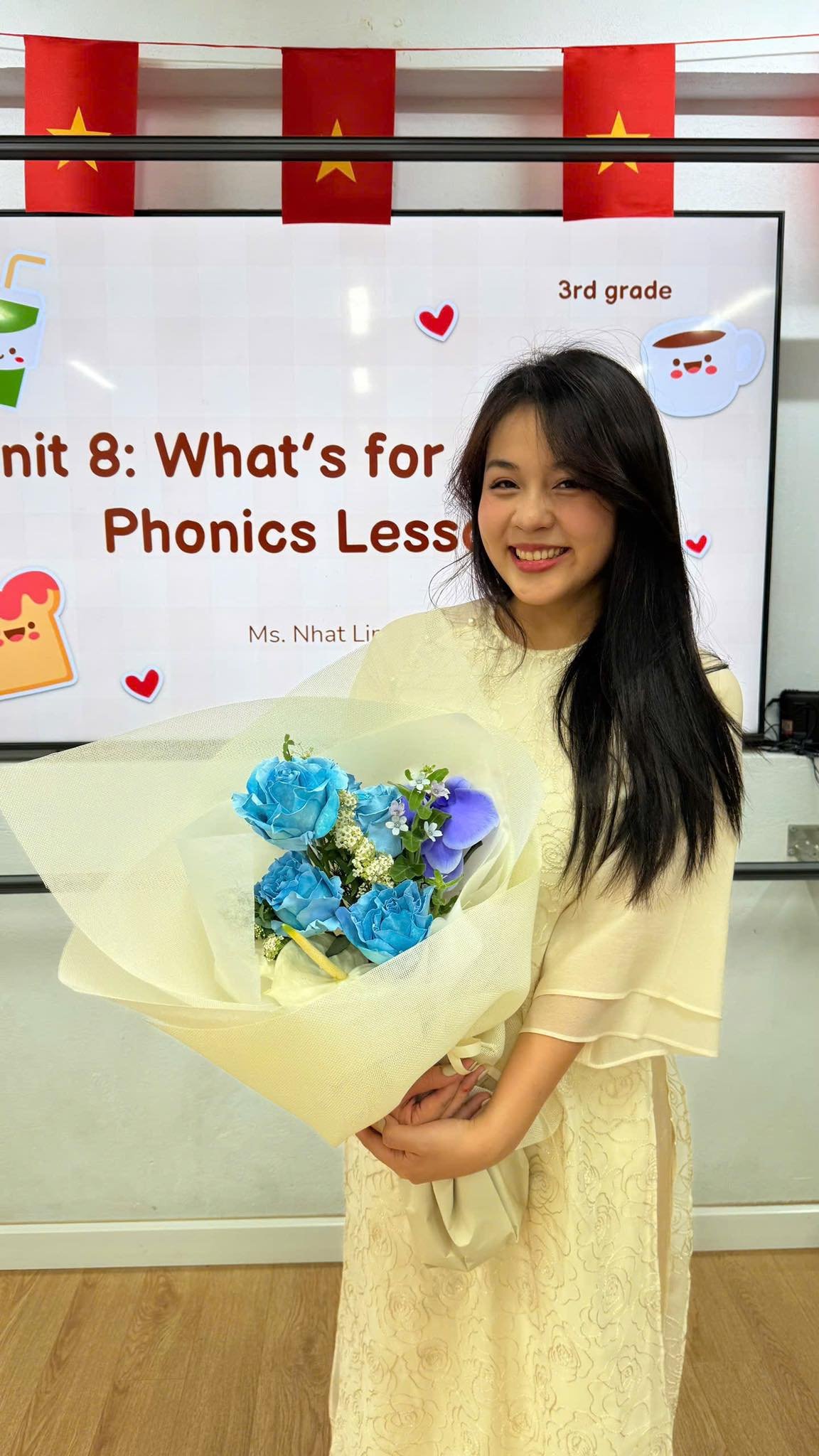 Giao viên cầm bó hoa sinh nhật với hoa blue và tím, kiểu cắm sang trọng