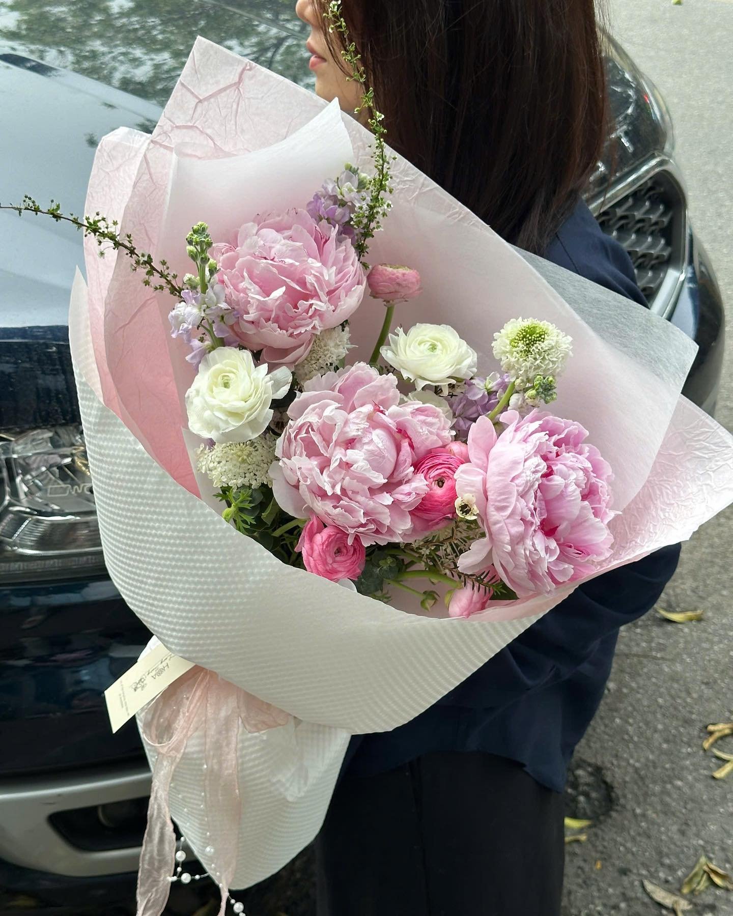 Bouquet nhiều hoa đẹp với hoa peony, hồng, và lan, kiểu cắm sáng tạo
