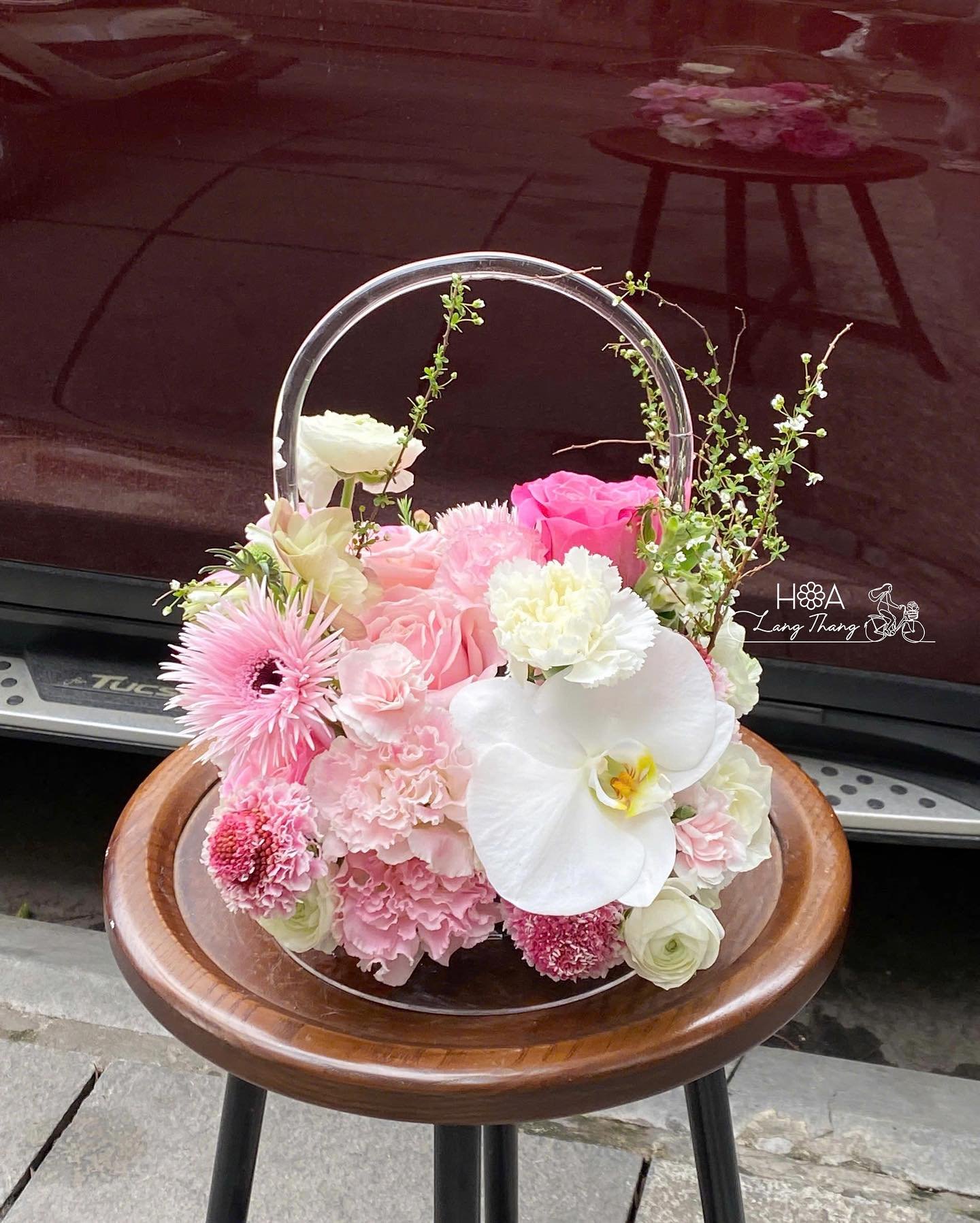 Giỏ hoa hồng, cẩm chướng và lan hồ điệp, kiểu cắm sang trọng