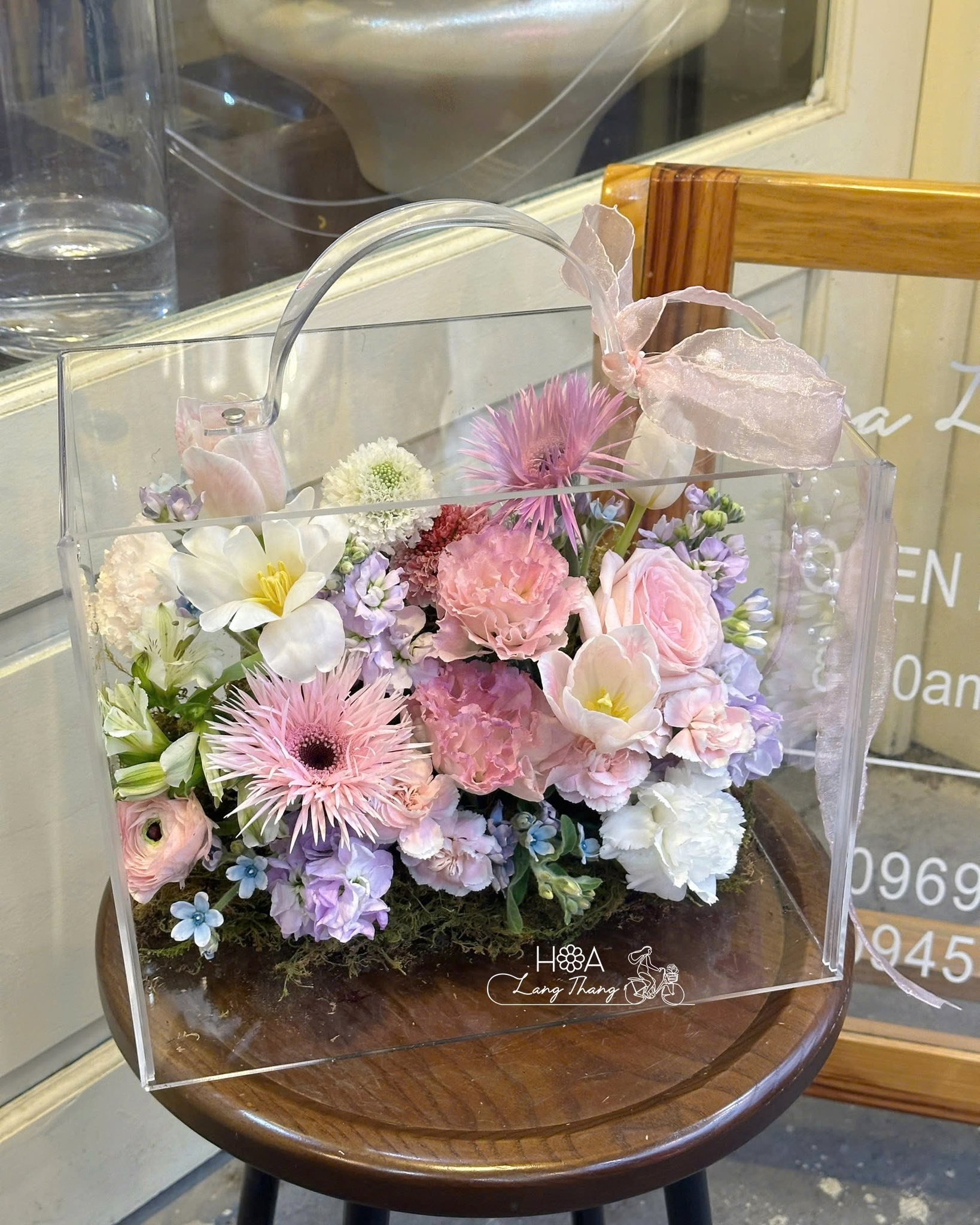 Bình hoa nghệ thuật với hoa hồng, tulip, lan hồ điệp trang trí đẹp mắt