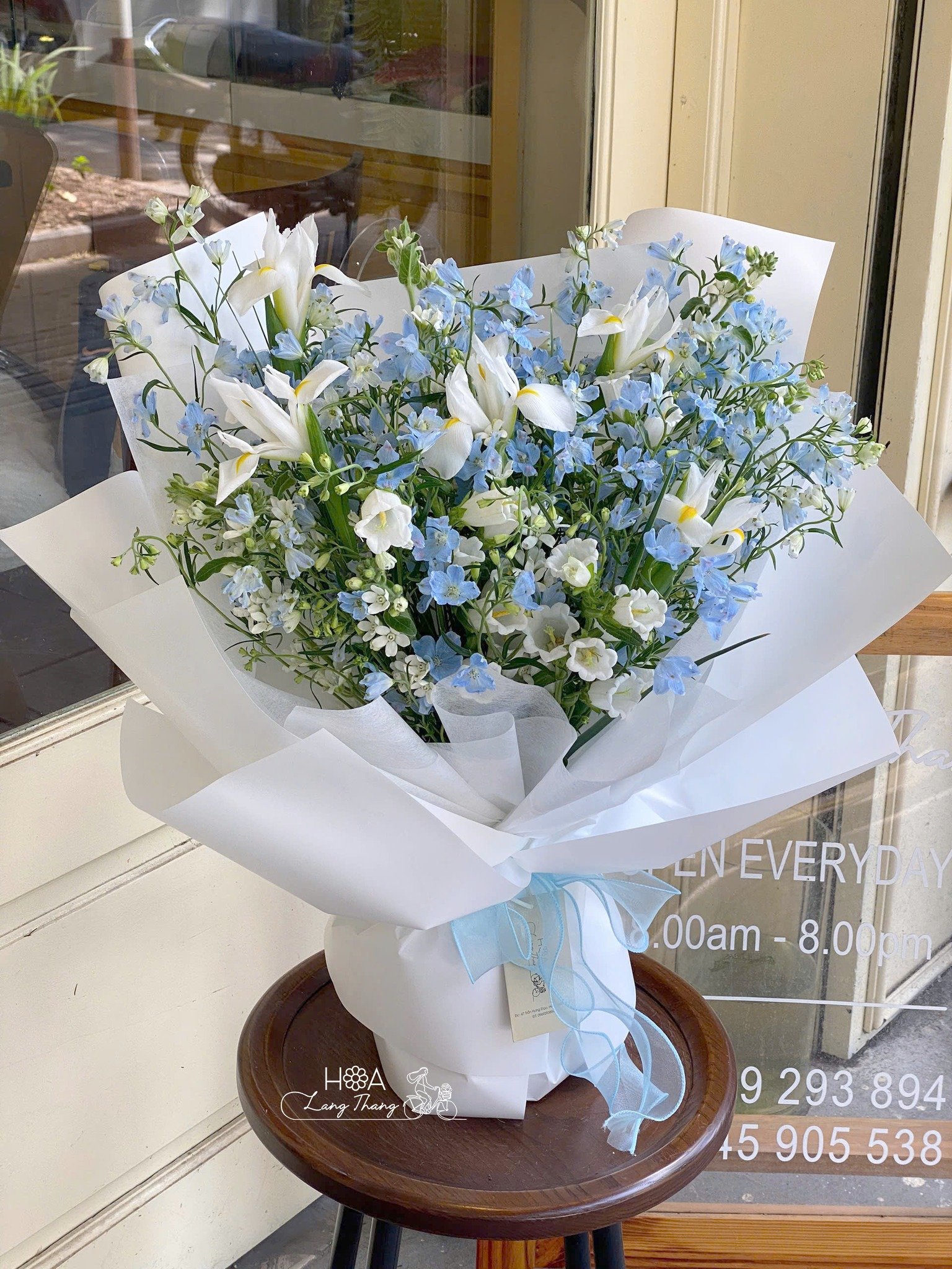 Bó hoa trắng xanh với hoa ly, delphinium và baby, kiểu cắm đẹp mắt