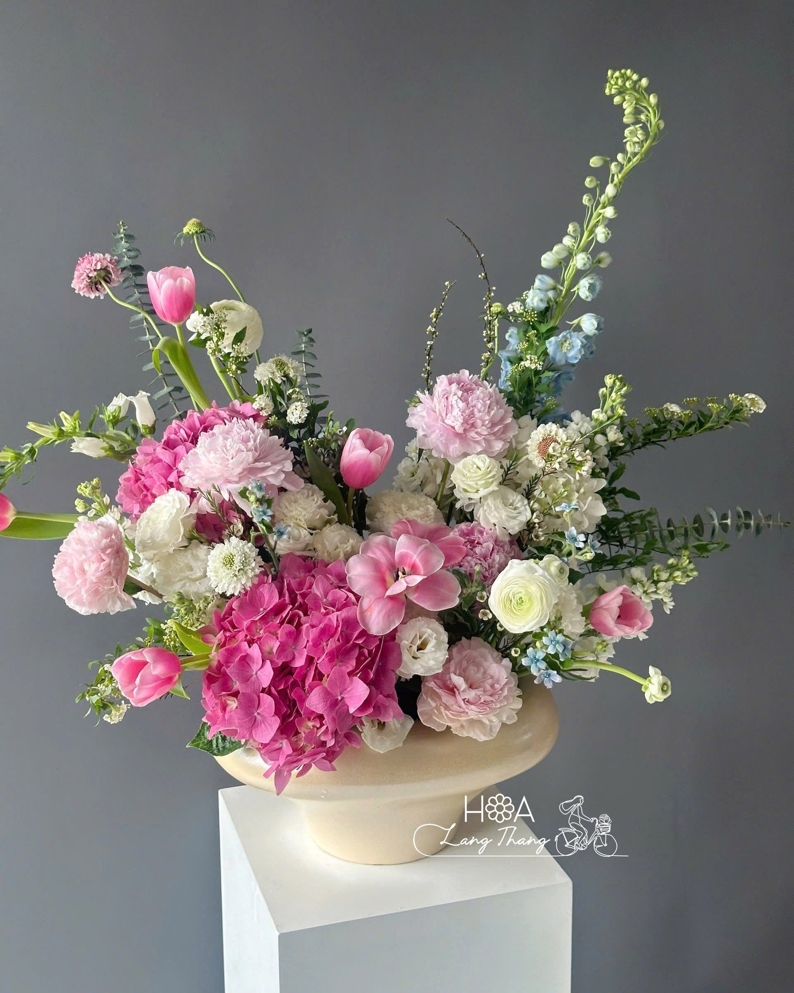 Bình hoa nghệ thuật với tulip, hồng, cẩm tú cầu, kiểu cắm đẹp mắt