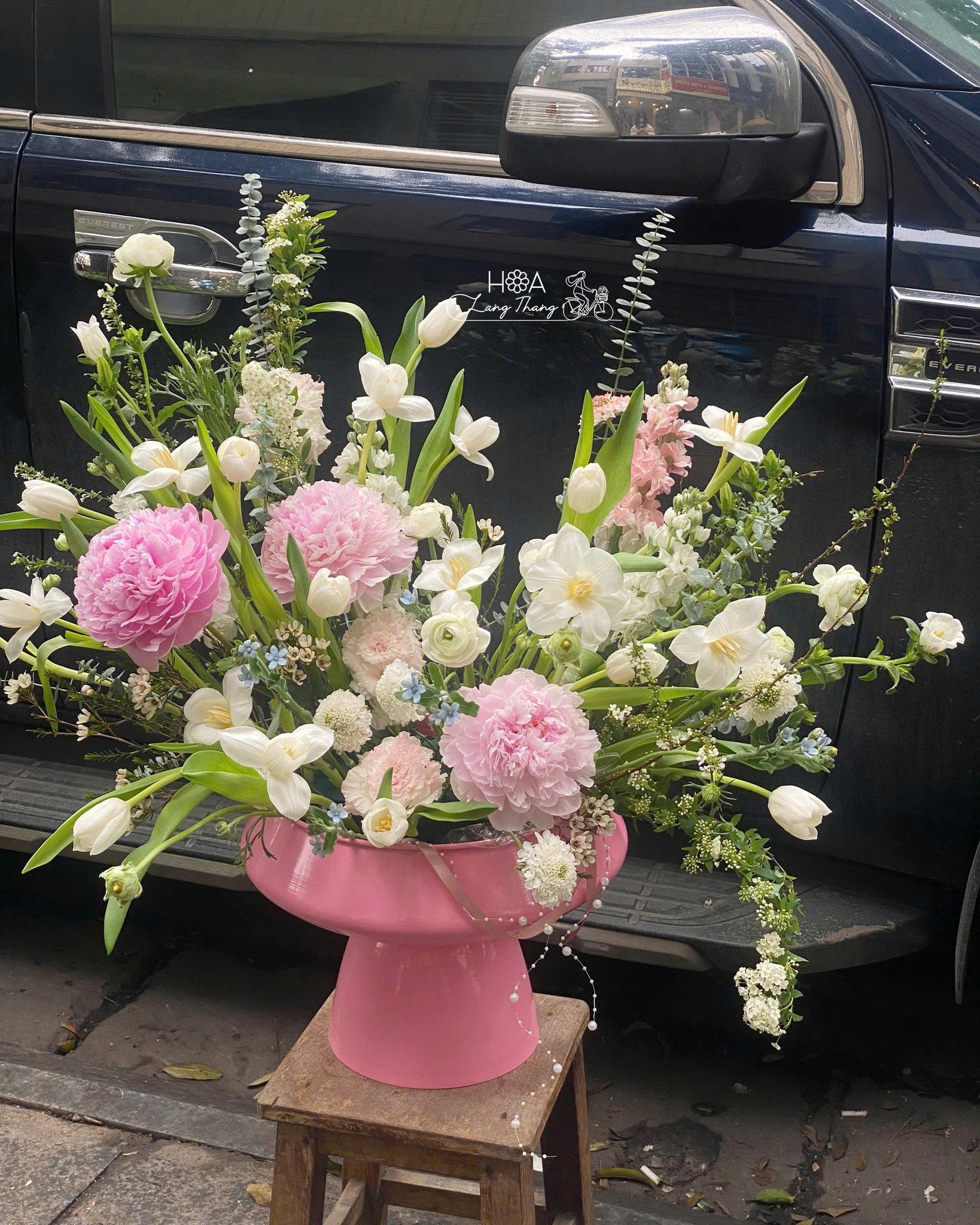 Bình hoa trang trí với hoa hồng, tulip và hoa baby, kiểu cắm nghệ thuật