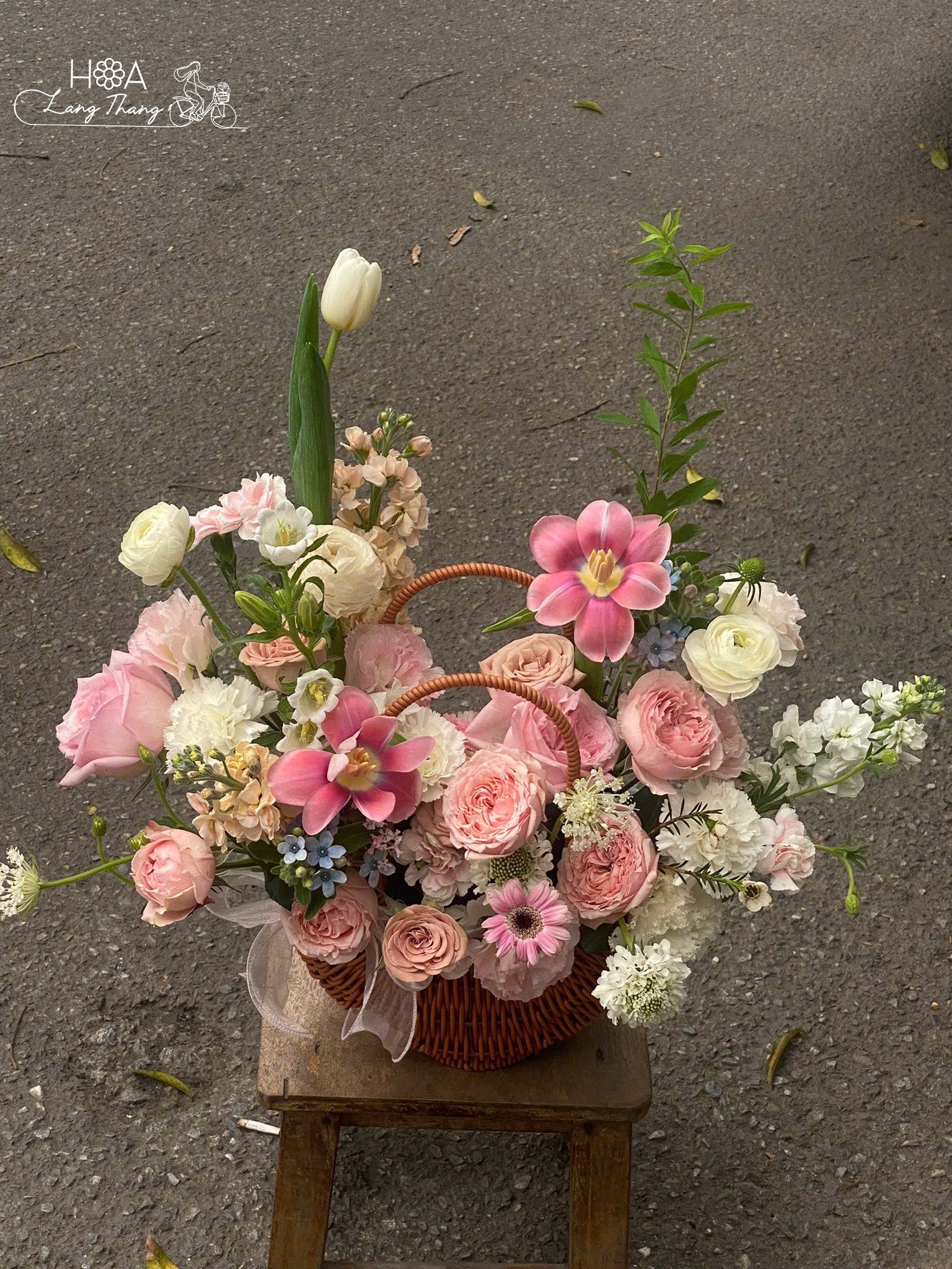 Giỏ hoa gồm hồng, tulip và hoa baby, kiểu cắm sáng tạo và tươi tắn