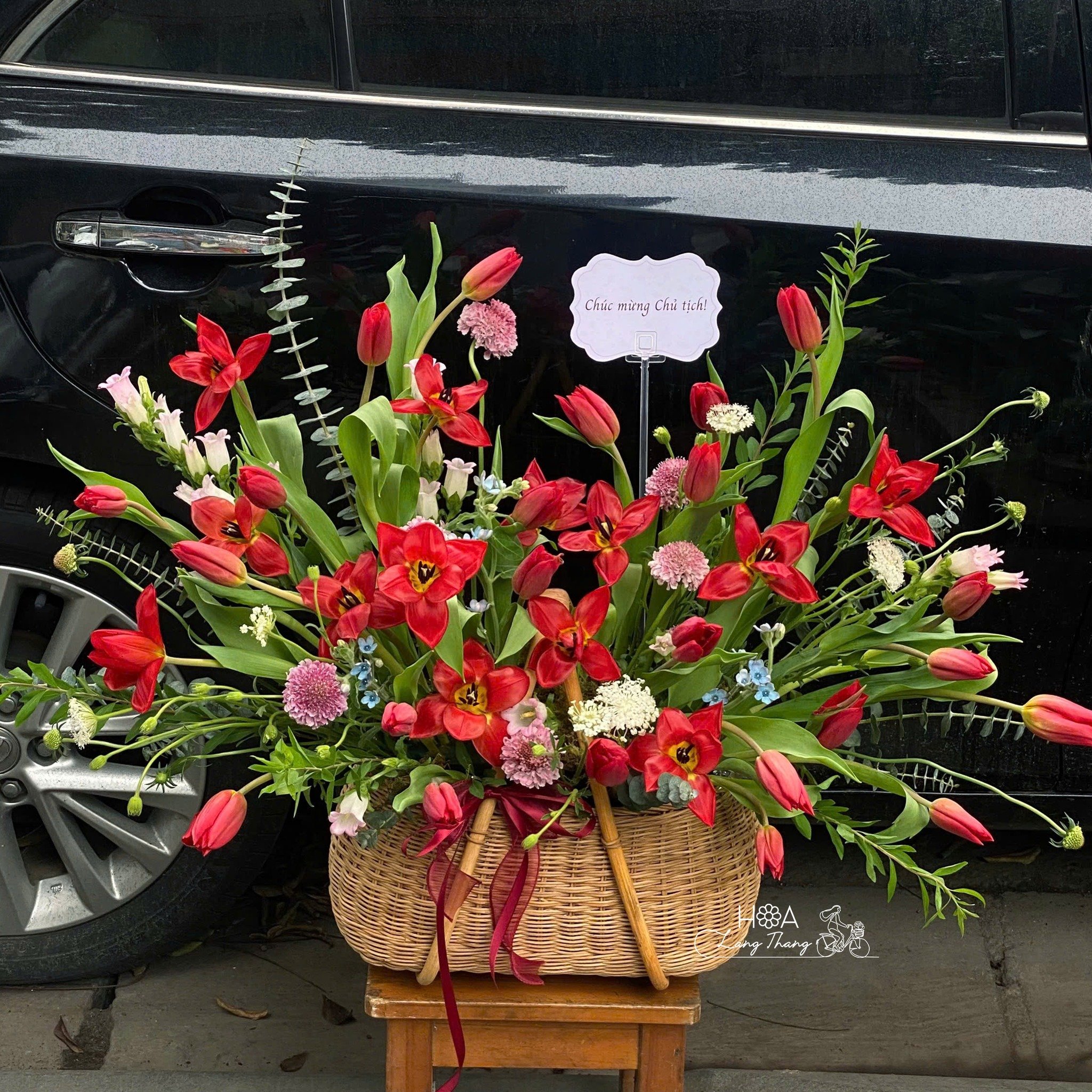 Giỏ hoa chúc mừng với tulip, lan hồ điệp và hoa hồng
